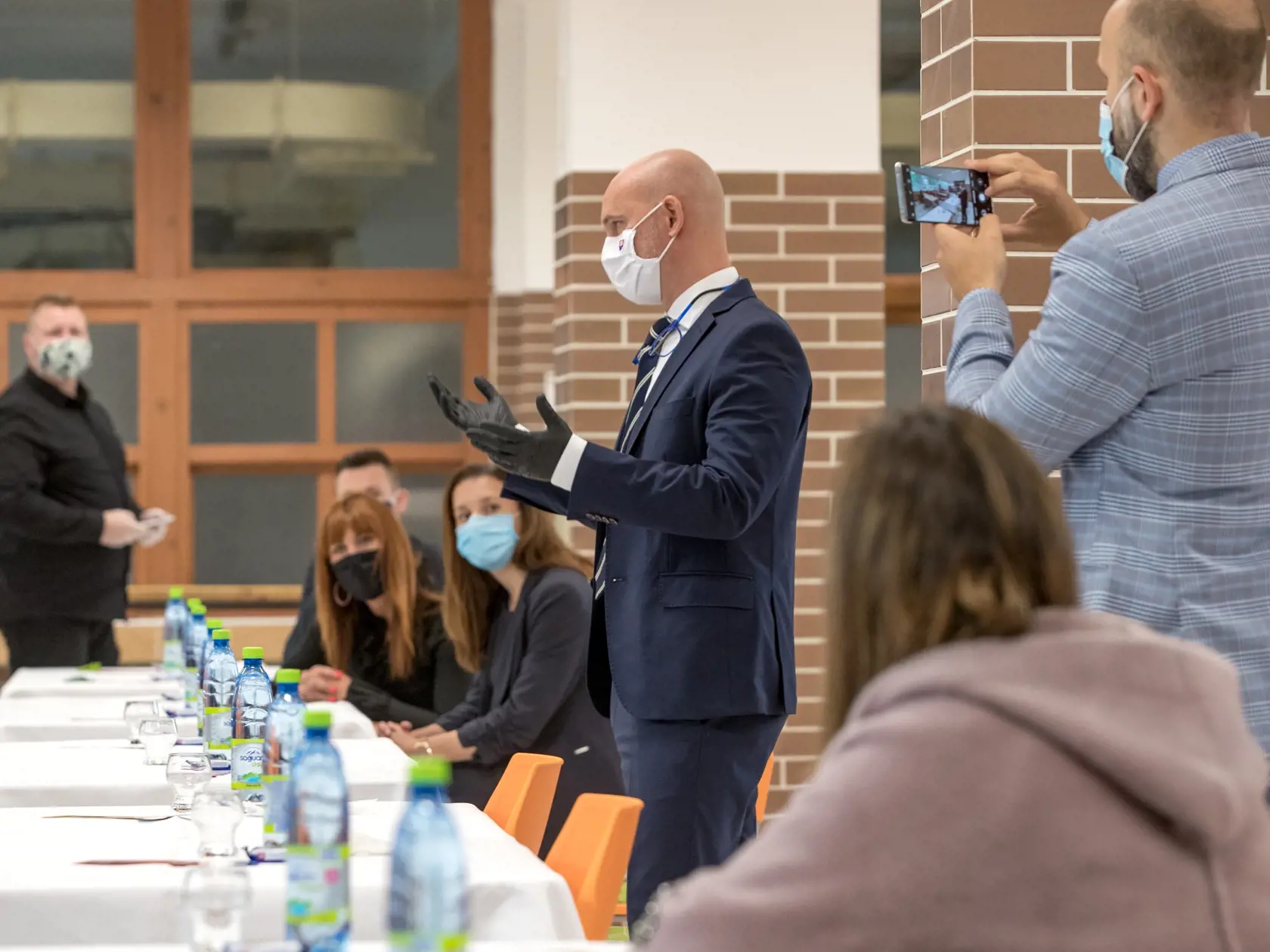 Minister školstva SR Branislav Gröhling sa v sprievode primátora Trnavy Petra Bročku stretol so zástupcami materských a základných škôl. Venovali sa téme návratu detí do školských a predškolských zariadení po plánovanom uvoľnení opatrení v vzťahu k pandémii koronavírusu - Covid 19 na Slovensku.