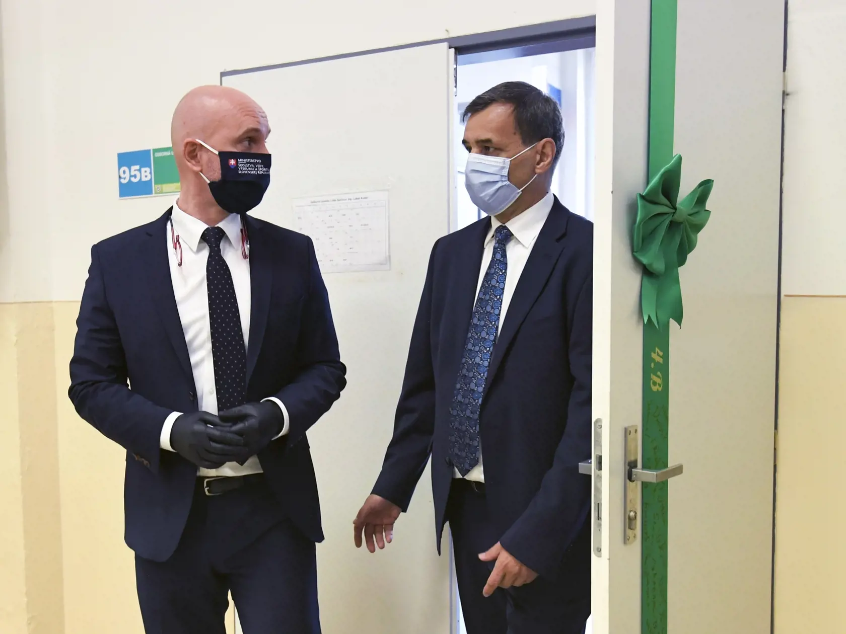 Na snímke zľava minister školstva, vedy, výskumu a športu SR Branislav Gröhling (SaS) a riaditeľ Strednej priemyselnej školy  (SPŠ) elektrotechnickej v Košiciach Štefan Krištín počas návštevy školy 15. mája 2020. FOTO TASR – František Iván