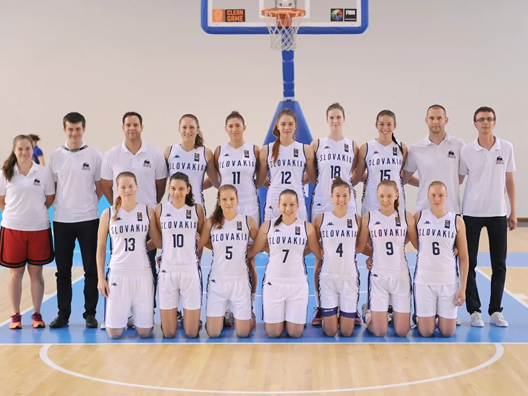 Basketbalový potenciál Marcely Dolniakovej si všimli aj na najvyšších miestach, a tak nečudo, že v roku 2016 reprezentovala Slovensko na európskom šampionáte do 18 rokov. V národnom tíme nosila číslo 4.