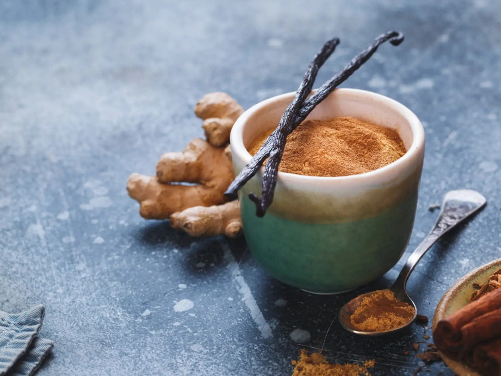 Vanilla,Chai,Tea,Latte,In,Cup,,Ingredients.,Macro,,Selective,Focus