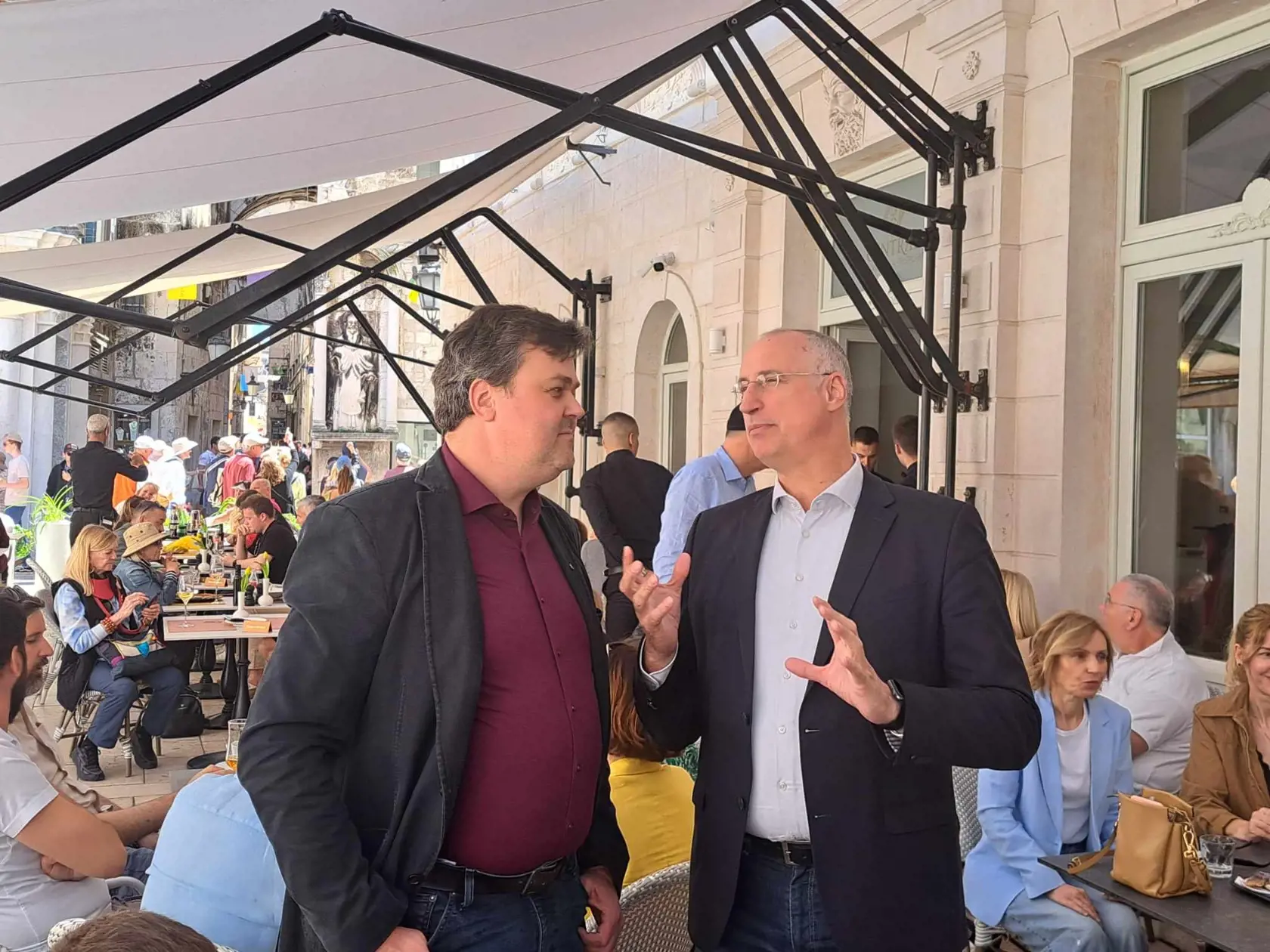 Pri obede v reštaurácii na splitskom námestí za nami prišiel aj samotný primátor Splitu. Rozpráva sa s generálnym riaditeľom ZSSK Petrom Helexom.