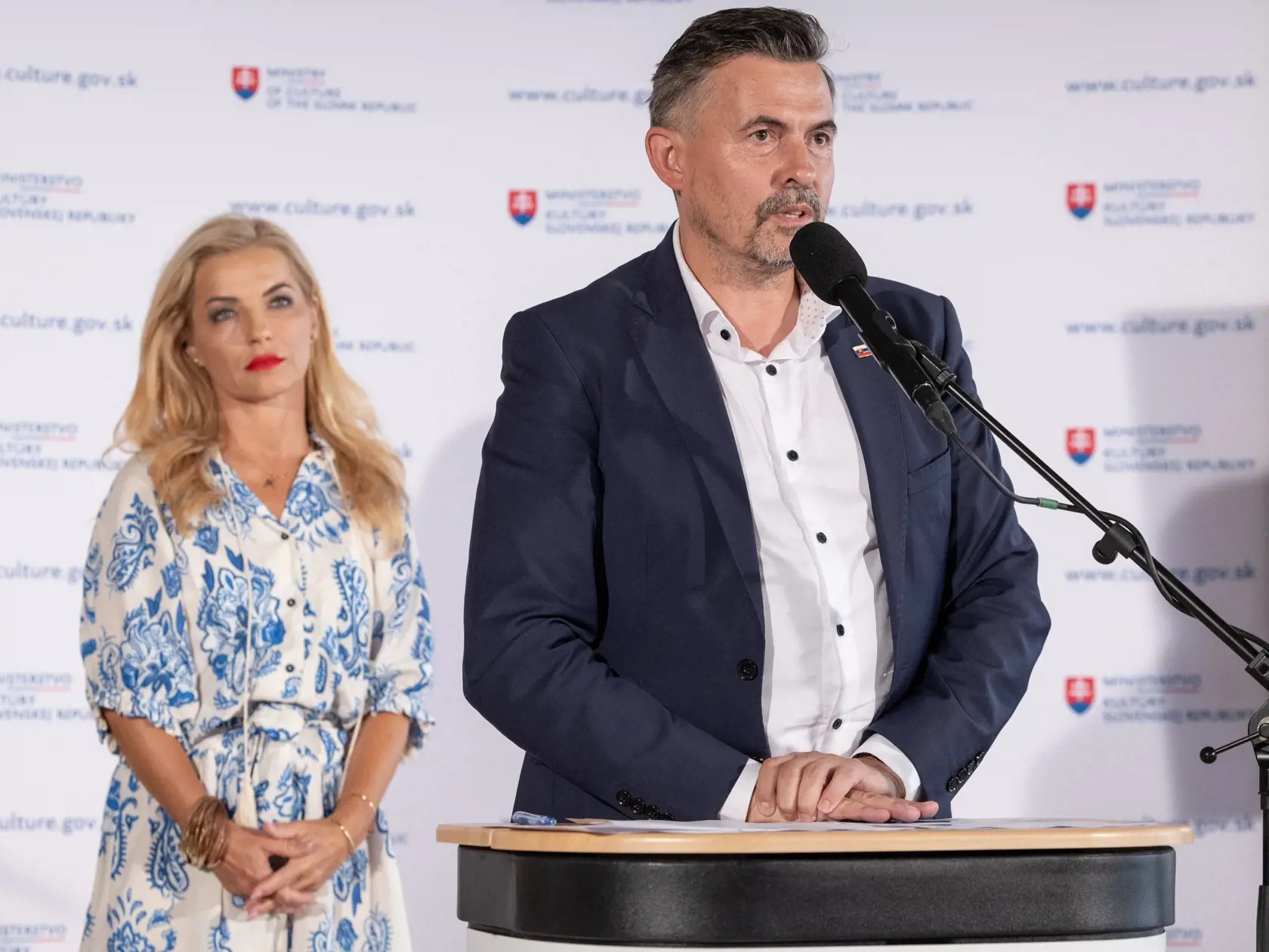 Tlačová konferencia ministerky kultúry SR Martiny Šimkovičovej a generálneho tajomníka služobného úradu Lukáša Machalu k odvolaniu generálneho riaditeľa SND Mateja Drličku a odvolaniu riaditeľky SNG Alexandry Kusej.