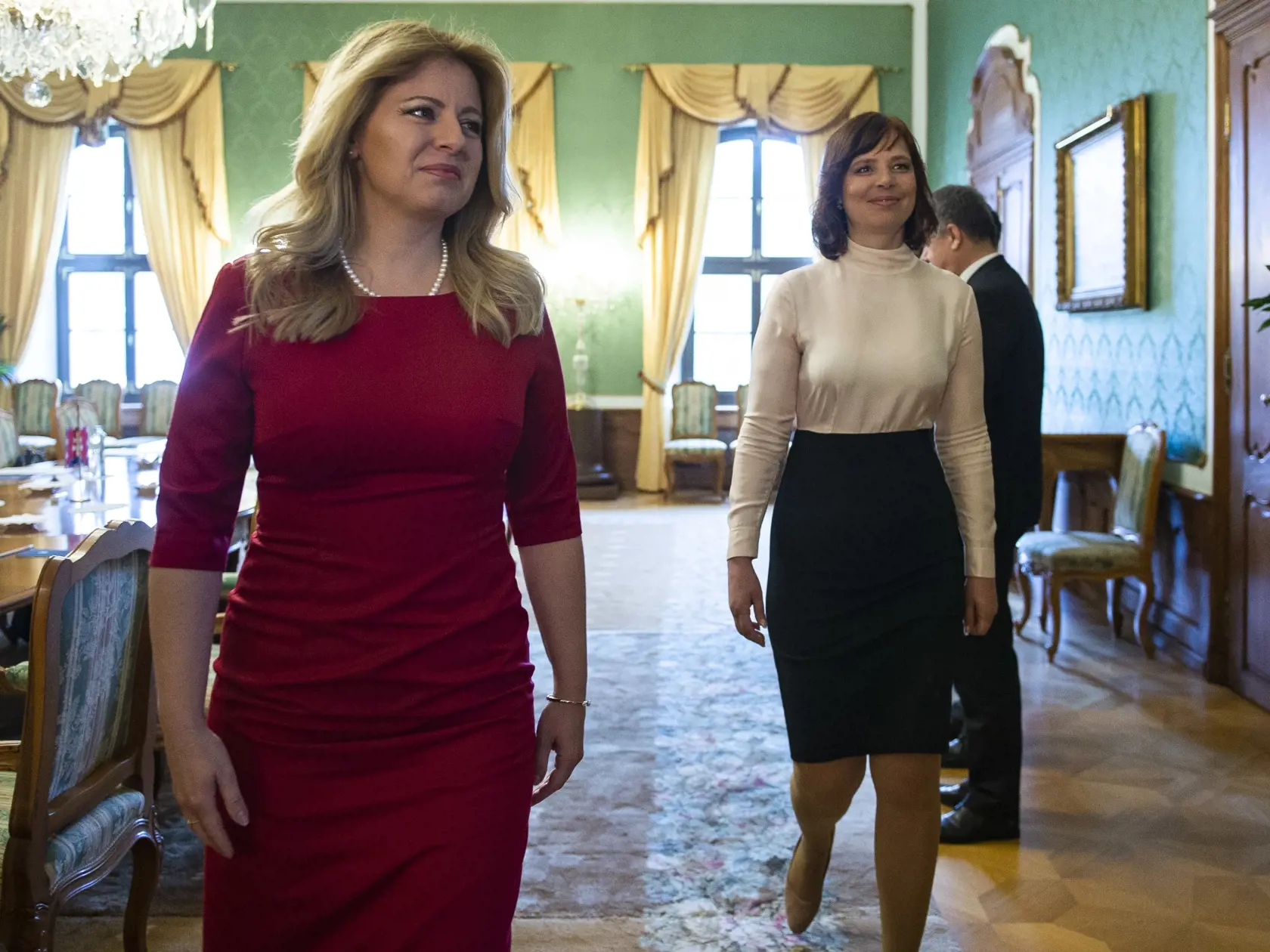 Na snímke vľavo prezidentka SR Zuzana Čaputová a vpravo vicepremiérka pre investície a informatizáciu Veronika Remišová (Za ľudí) počas prijatia v Prezidentskom paláci 18. júna 2020 v Bratislave. FOTO TASR – Jakub Kotian