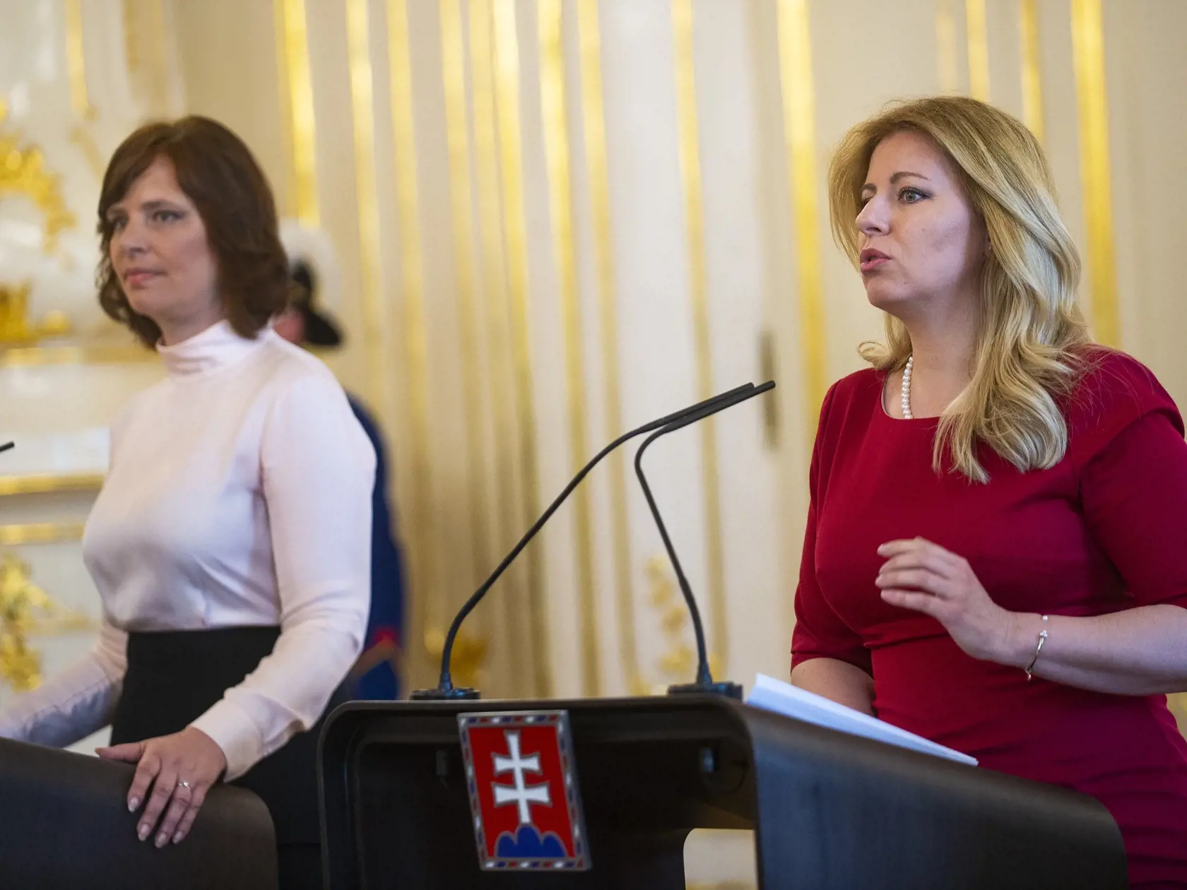 Na snímke sprava prezidentka SR Zuzana Čaputová a vicepremiérka pre investície a informatizáciu Veronika Remišová (Za ľudí) počas tlačovej konferencie po ich spoločnom stretnutí v Prezidentskom paláci 18. júna 2020 v Bratislave. FOTO TASR – Jakub Kotian