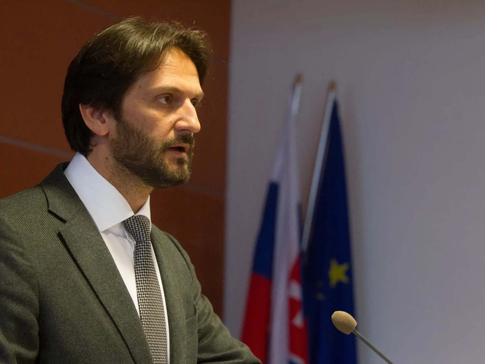 Bývalý minister vnútra Robert Kaliňák priznáva, že sa v hoteli Hilton stretával s obvineným podnikateľom Jozefom Brhelom.