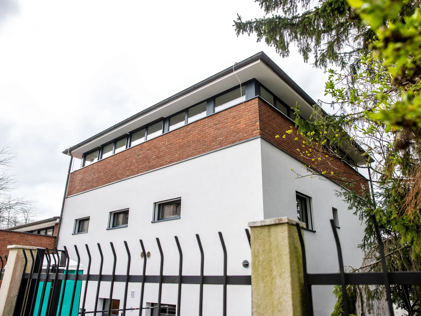 Apríl: Štátna vila pre predsedu NRSR na Gorazdovej ulici v Bratislave.