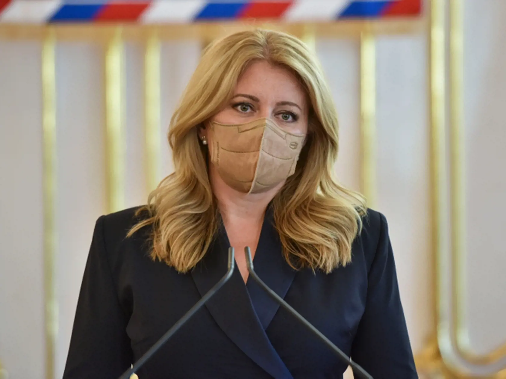 Opozičný poslanec Ľuboš Blaha je známy tým, že veľmi ostrými slovami kritizuje Zuzanu Čaputovú a jej pôsobenie v prezidentskej funkcii. Strana Smer-SD má naďalej ťažké srdce na prezidentku, ktorá im podľa ich slov "zmarila referendum". Blaha vo svojich príspevkoch na sociálnej sieti nešetrí kritikou na adresu Čaputovej, hlavu štátu tituluje rôznymi nedôstojnými prívlastkami