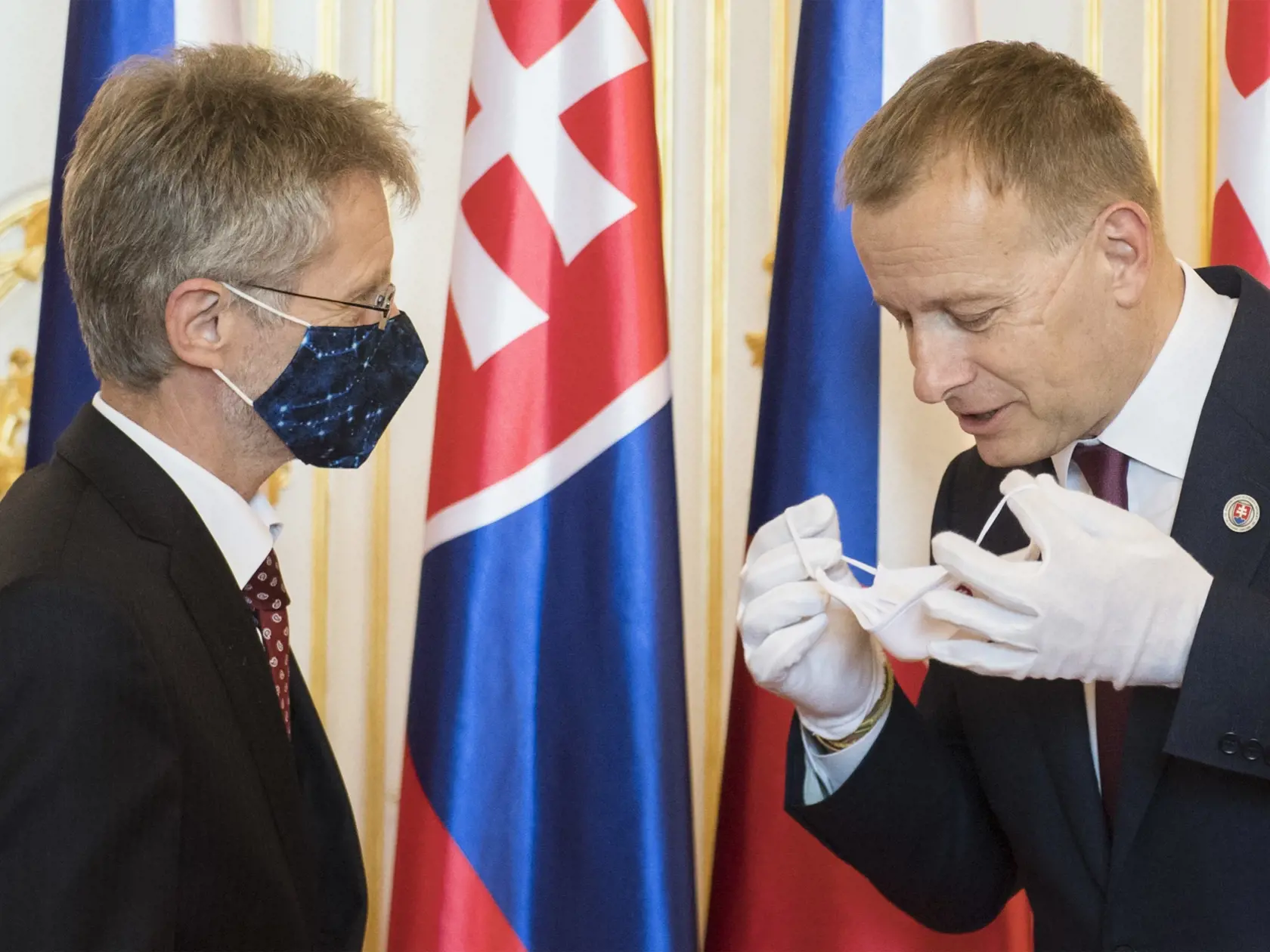 Na snímke sprava predseda Národnej rady SR Boris Kollár a predseda Senátu Parlamentu ČR Miloš Vystrčil počas prijatia v Bratislave 24. júna 2020. FOTO TASR - Martin  Baumann