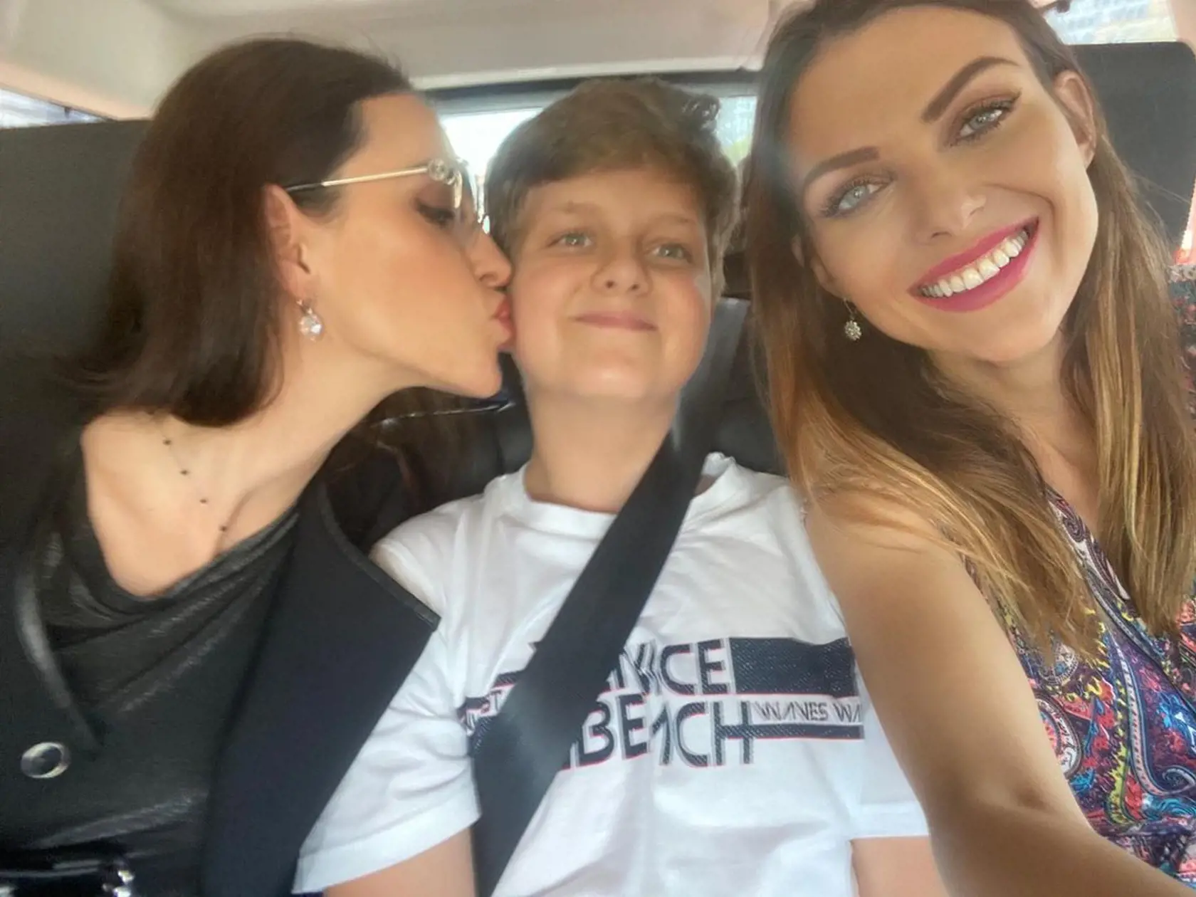 Martina na fotke so sestrou Marianou a bratom Milanom.