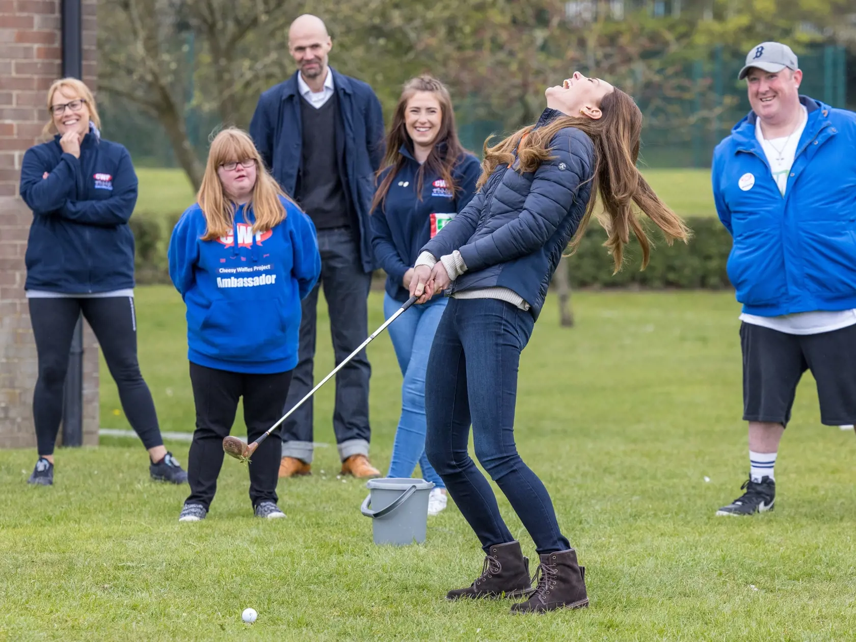 Počas návštevy detskej charity v grófstve Durham nás Kate opäť presvedčila, že sama je sčasti dieťaťom. Na ranči, ktorý poskytuje všakovaké voľnočasové aktivity pre mladých ľudí so špeciálnymi potrebami, si vojvodkyňa vyskúšala nielen golf (ktorý jej beznádejne nešiel), ale sadla si aj za volant traktora a pohladila si aj krásnu malú ovečku. V prvom rade sa však zhovárala a zabávala s tamojšou mládežou.