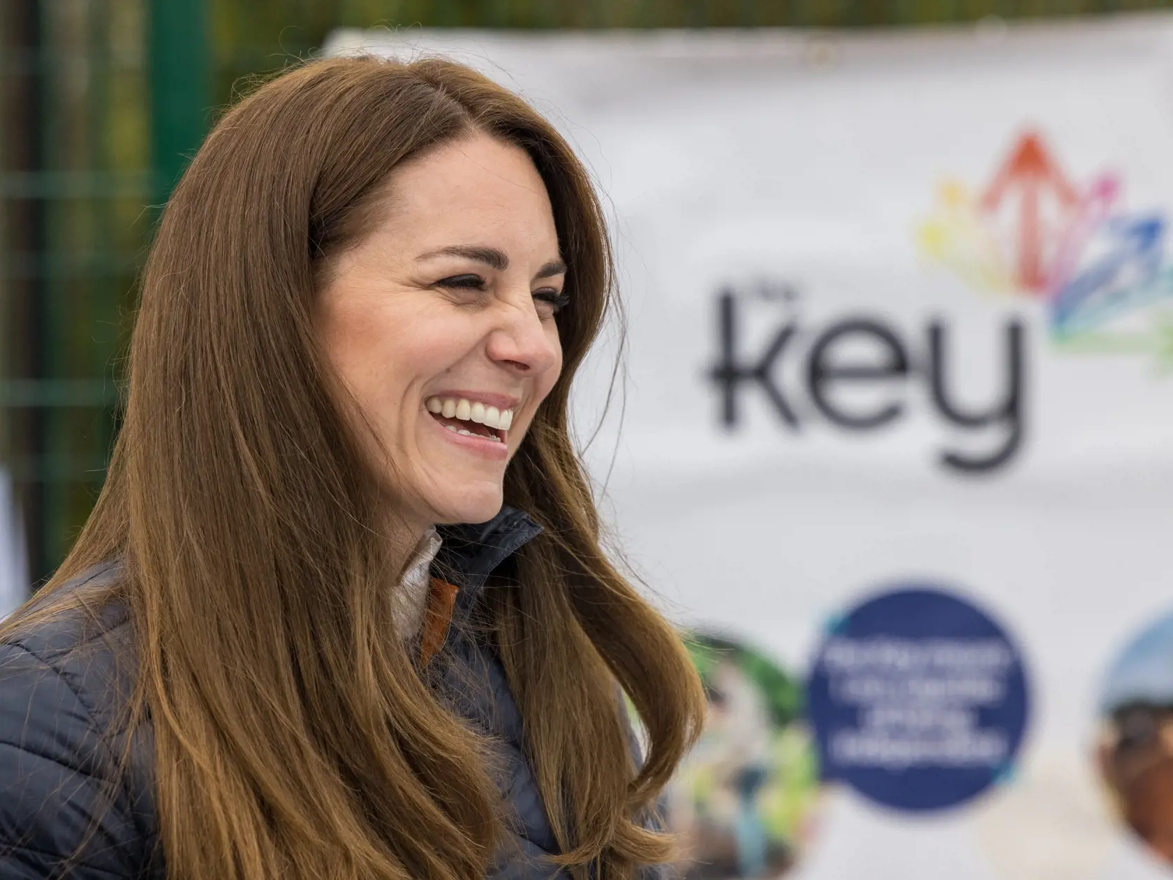 Počas návštevy detskej charity v grófstve Durham nás Kate opäť presvedčila, že sama je sčasti dieťaťom. Na ranči, ktorý poskytuje všakovaké voľnočasové aktivity pre mladých ľudí so špeciálnymi potrebami, si vojvodkyňa vyskúšala nielen golf (ktorý jej beznádejne nešiel), ale sadla si aj za volant traktora a pohladila si aj krásnu malú ovečku. V prvom rade sa však zhovárala a zabávala s tamojšou mládežou.