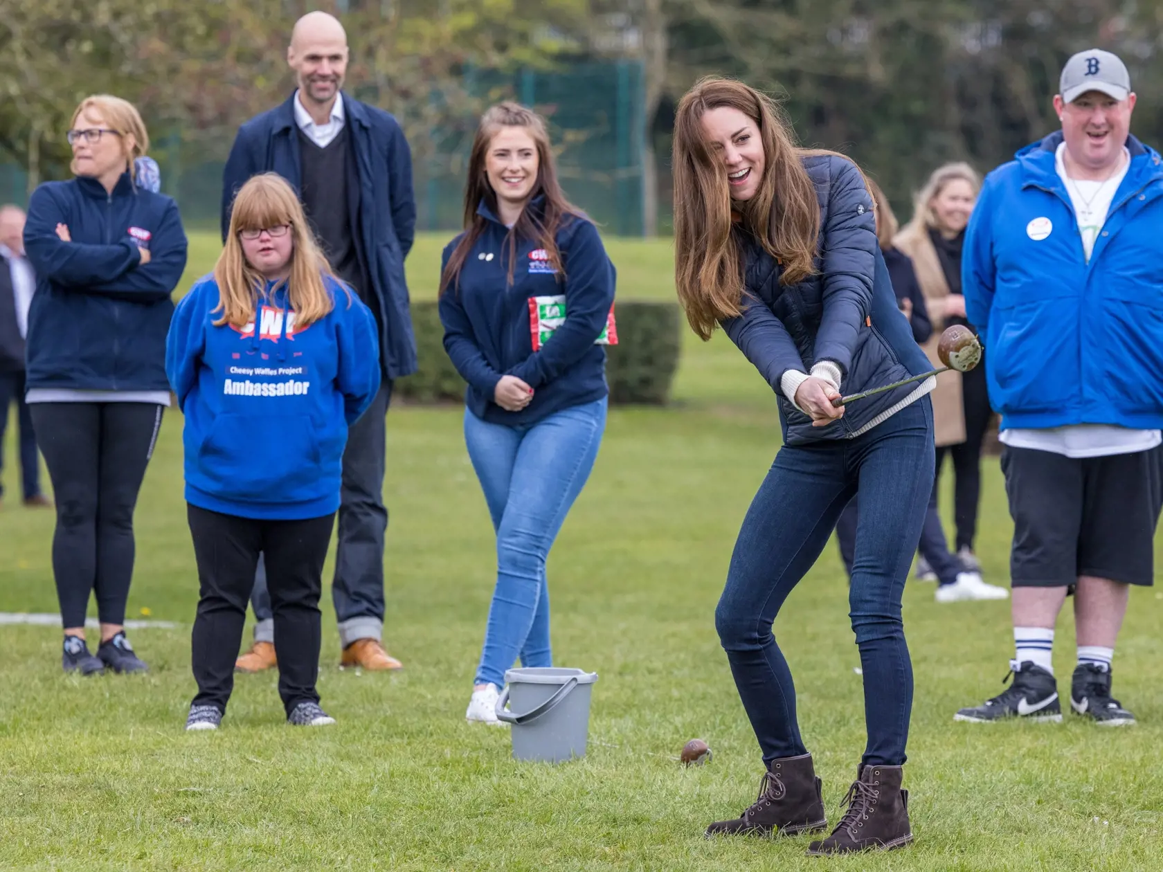 Počas návštevy detskej charity v grófstve Durham nás Kate opäť presvedčila, že sama je sčasti dieťaťom. Na ranči, ktorý poskytuje všakovaké voľnočasové aktivity pre mladých ľudí so špeciálnymi potrebami, si vojvodkyňa vyskúšala nielen golf (ktorý jej beznádejne nešiel), ale sadla si aj za volant traktora a pohladila si aj krásnu malú ovečku. V prvom rade sa však zhovárala a zabávala s tamojšou mládežou.