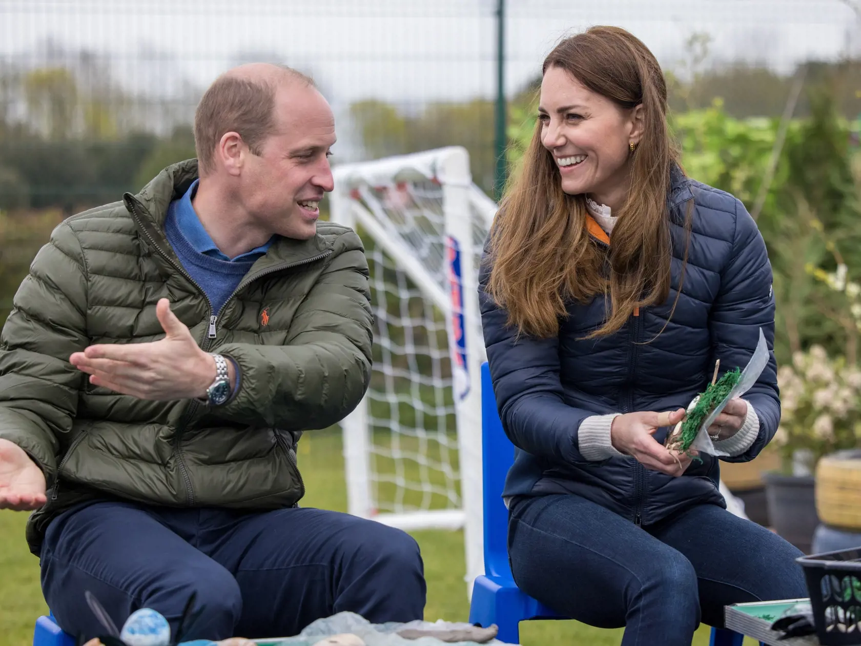 Počas návštevy detskej charity v grófstve Durham nás Kate opäť presvedčila, že sama je sčasti dieťaťom. Na ranči, ktorý poskytuje všakovaké voľnočasové aktivity pre mladých ľudí so špeciálnymi potrebami, si vojvodkyňa vyskúšala nielen golf (ktorý jej beznádejne nešiel), ale sadla si aj za volant traktora a pohladila si aj krásnu malú ovečku. V prvom rade sa však zhovárala a zabávala s tamojšou mládežou.