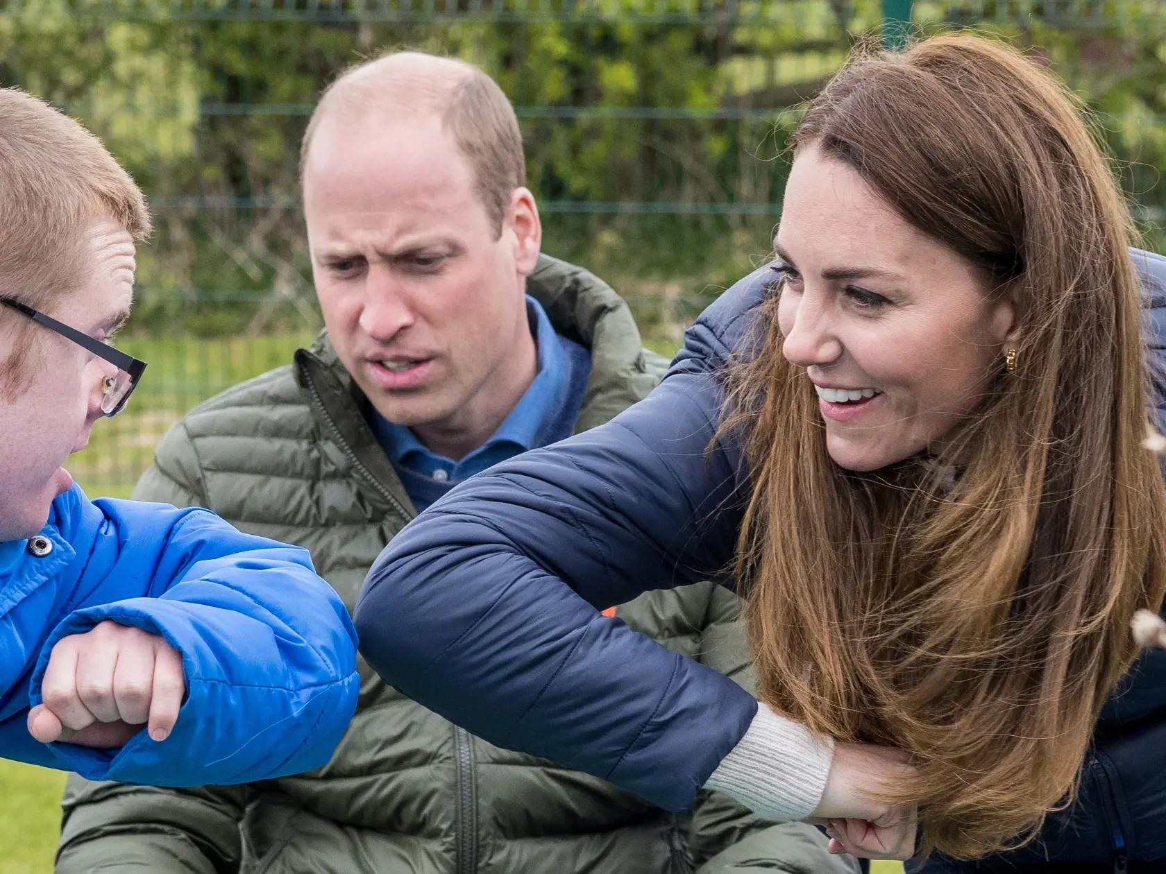 Počas návštevy detskej charity v grófstve Durham nás Kate opäť presvedčila, že sama je sčasti dieťaťom. Na ranči, ktorý poskytuje všakovaké voľnočasové aktivity pre mladých ľudí so špeciálnymi potrebami, si vojvodkyňa vyskúšala nielen golf (ktorý jej beznádejne nešiel), ale sadla si aj za volant traktora a pohladila si aj krásnu malú ovečku. V prvom rade sa však zhovárala a zabávala s tamojšou mládežou.