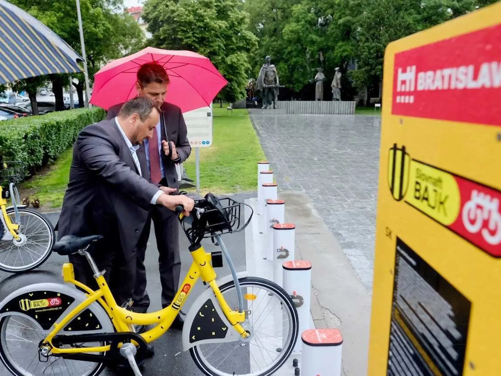 Hlavné mesto SR Bratislava a spoločnosť Slovnaft predstavili najväčší bikesharingový systém na Slovensku.