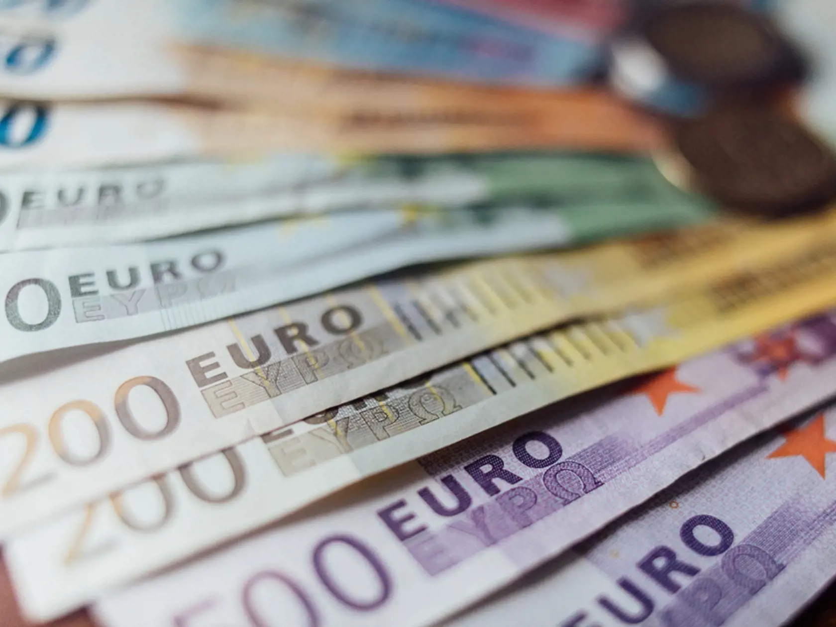 Falzifikáty bankoviek sú ľahko rozpoznateľné od pravých bankoviek použitím jednoduchého testu, ktorý spočíva v skúške hmatom – pohľadom – naklonením. (Ilustračné foto)
