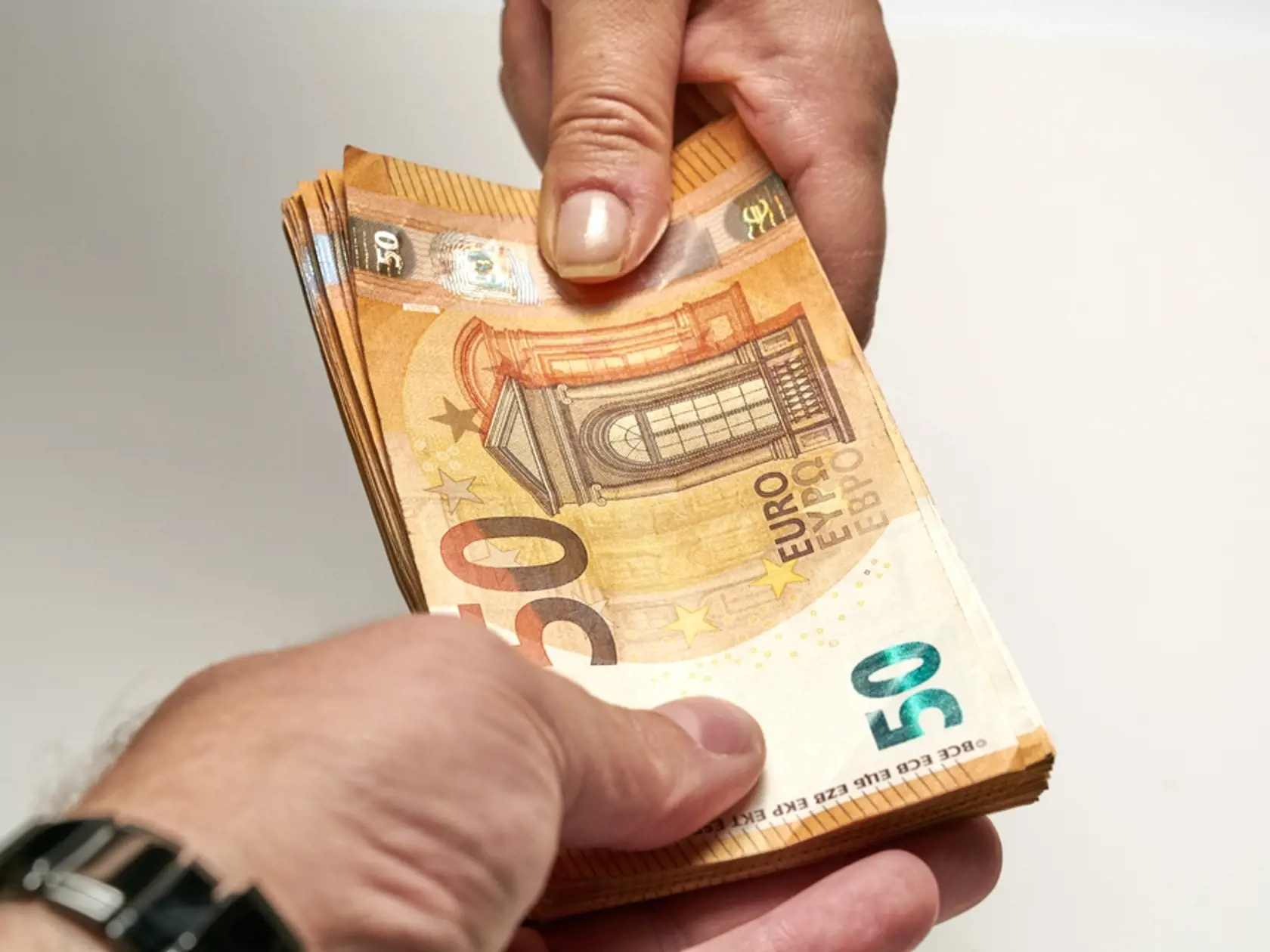 Falzifikáty bankoviek sú ľahko rozpoznateľné od pravých bankoviek použitím jednoduchého testu, ktorý spočíva v skúške hmatom – pohľadom – naklonením. (Ilustračné foto)