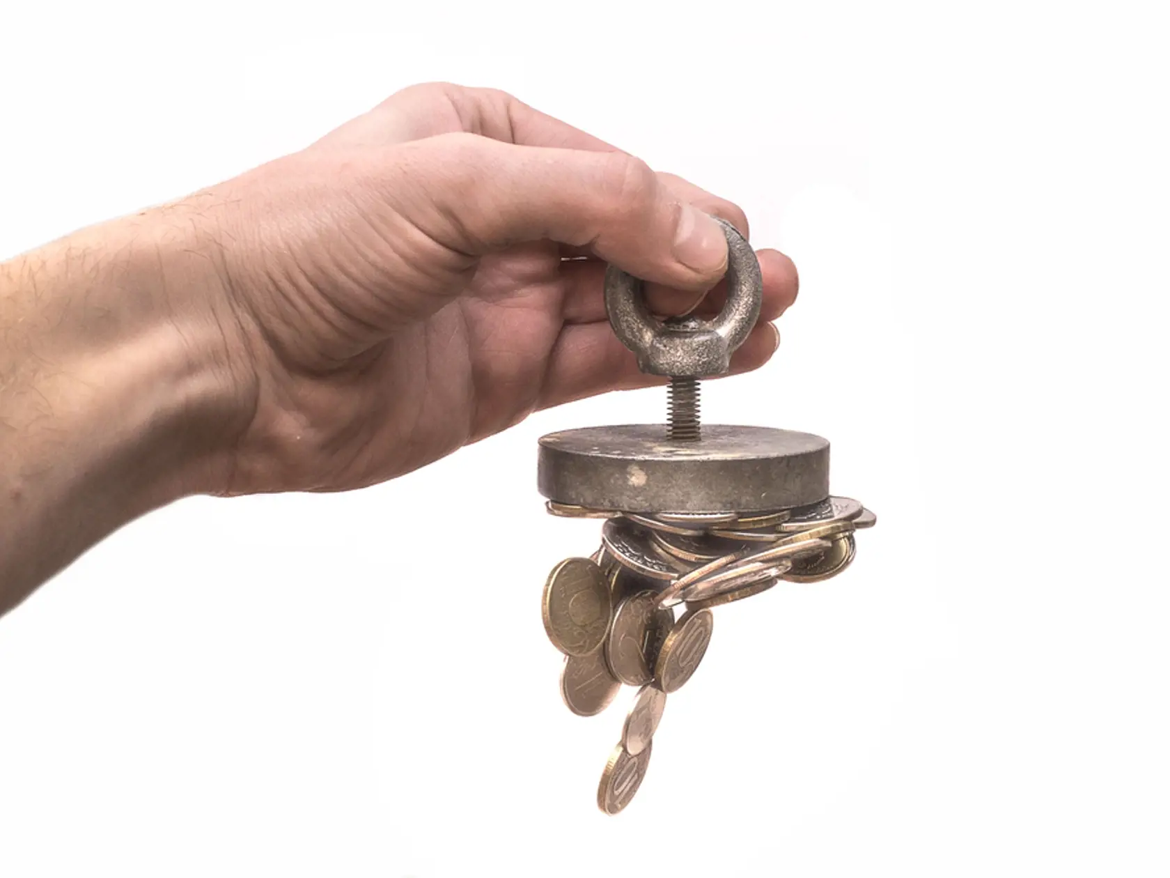 1 euro a 2 eurá majú magnetický stred a ich skúšku je možné uskutočniť priložením magnetu k stredu podozrivej mince a následne porovnať úroveň jej magnetizmu s pravou mincou. (Ilustračné foto)