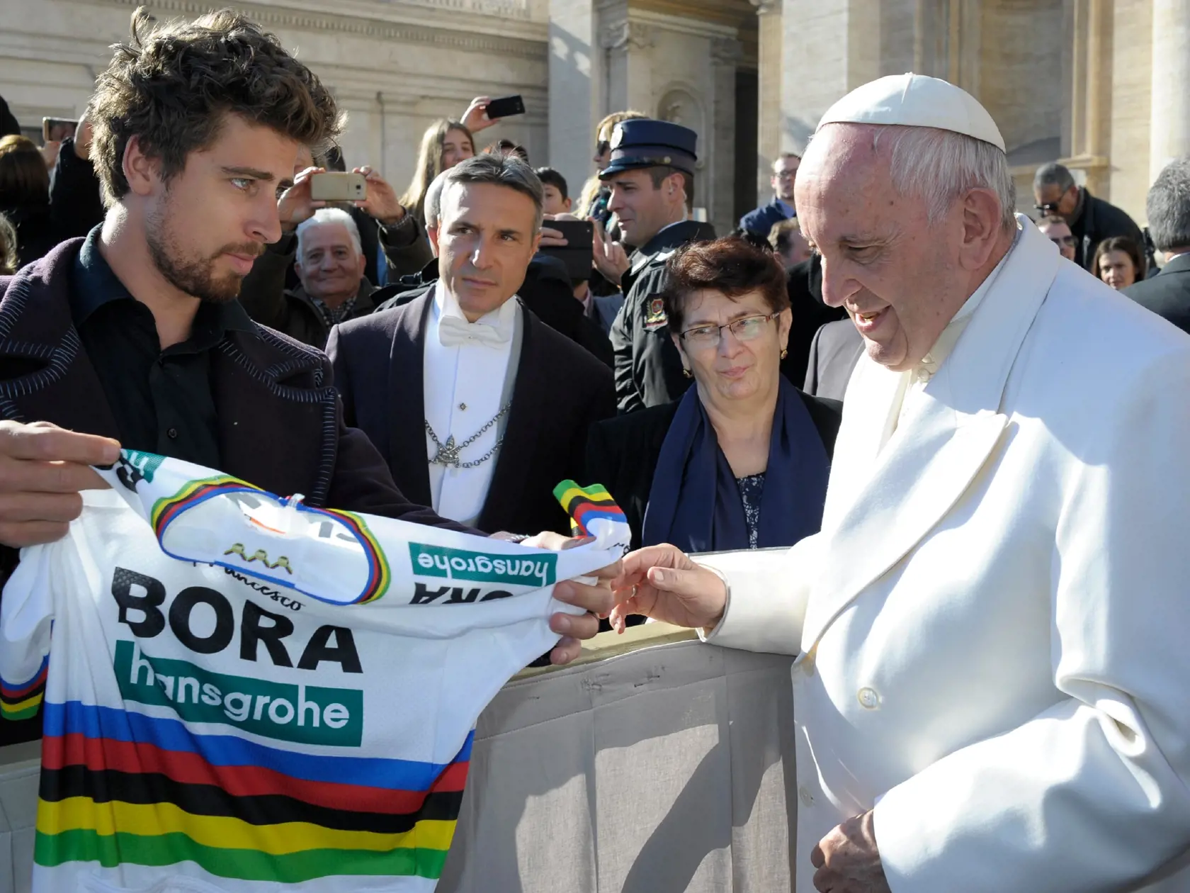 Sagan dal Františkovi aj dúhový dres pre majstra sveta.