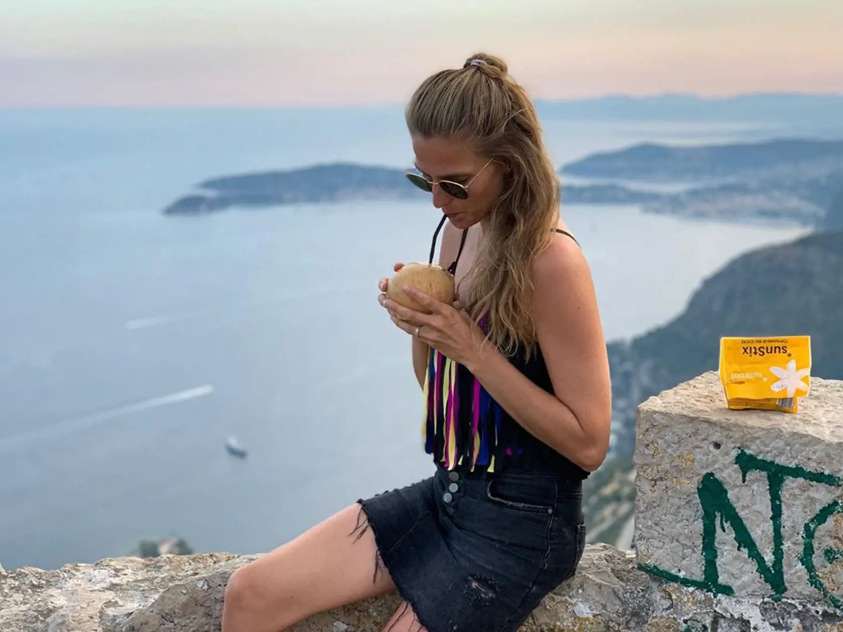 Katarína Saganová sa po lete strávenom na Slovensku pochválila zábermi z Monte Carla. Aj na takýchto miestach robí biznis rodinnej firme, ktorej produkty nechýbajú na jej záberoch.