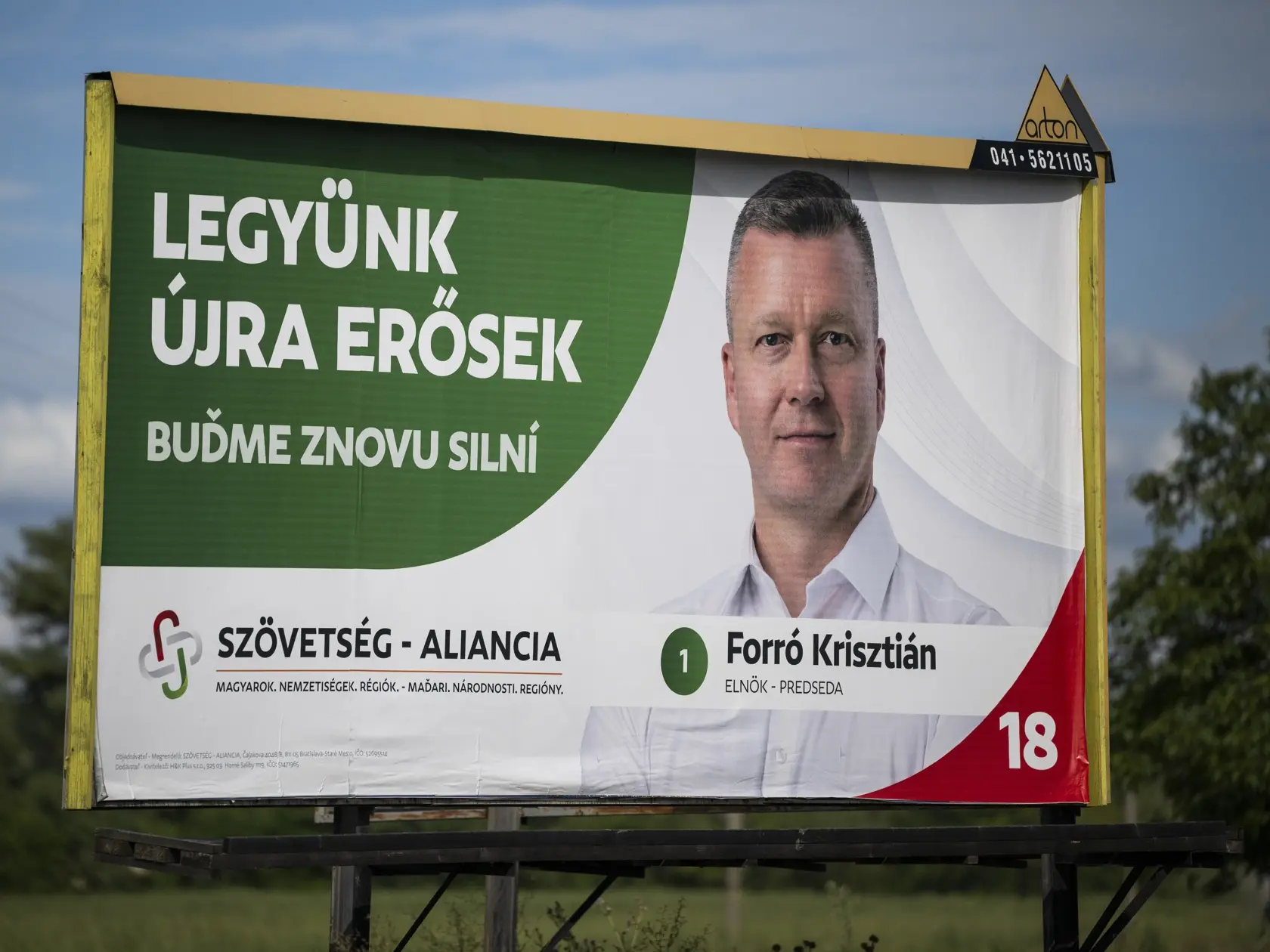 Na snímke z 2. augusta 2023 v Dunajskej Strede billboard do predčasných parlamentných volieb strany SZÖVETSÉG - Magyarok. Nemzetiségek. Regiók. ALIANCIA - Maďari. Národnosti. Regióny pod číslom 18.