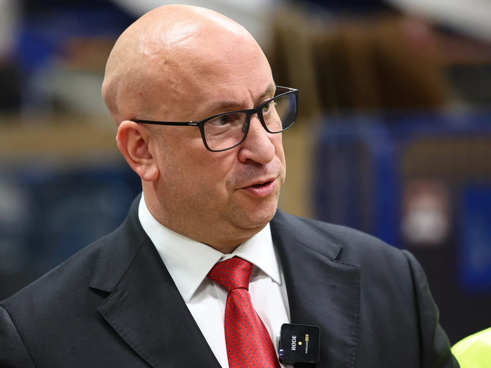 Na snímke minister dopravy SR Jozef Ráž ml. (nominant Smer-SD) počas tlačového brífingu na tému Ako je pošta pripravená na Vianoce v priestoroch Hlavného spracovateľského strediska Slovenskej pošty v stredu 20. novembra 2024 v Žiline. FOTO TASR - Daniel Stehlík