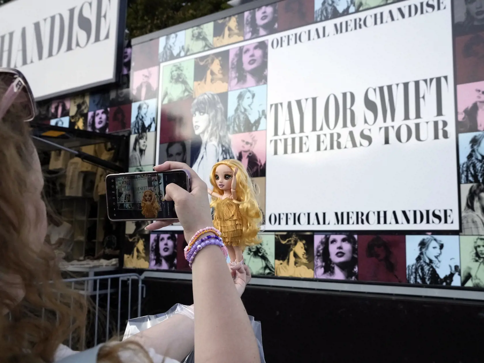 Fanúšička americkej popovej speváčky Taylor Swift sa fotí pred prvým z troch koncertov v poľskej metropole Varšava vo štvrtok 1. augusta 2024.