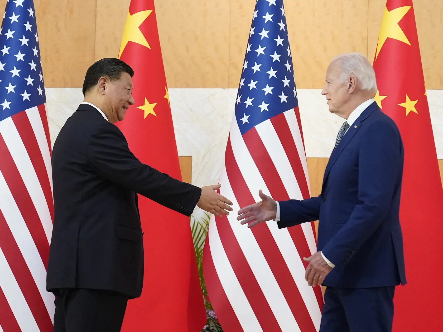 Americký prezident Joe Biden (vpravo) a čínsky prezident Si Ťin-pching si podávajú ruky počas ich bilaterálneho stretnutia pred začiatkom summitu G20 na indonézskom ostrove Bali 14. novembra 2022. Biden sa v Indonézii prvýkrát ako prezident USA osobne stretne so svojím čínskym náprotivkom Si Ťin-pchingom.