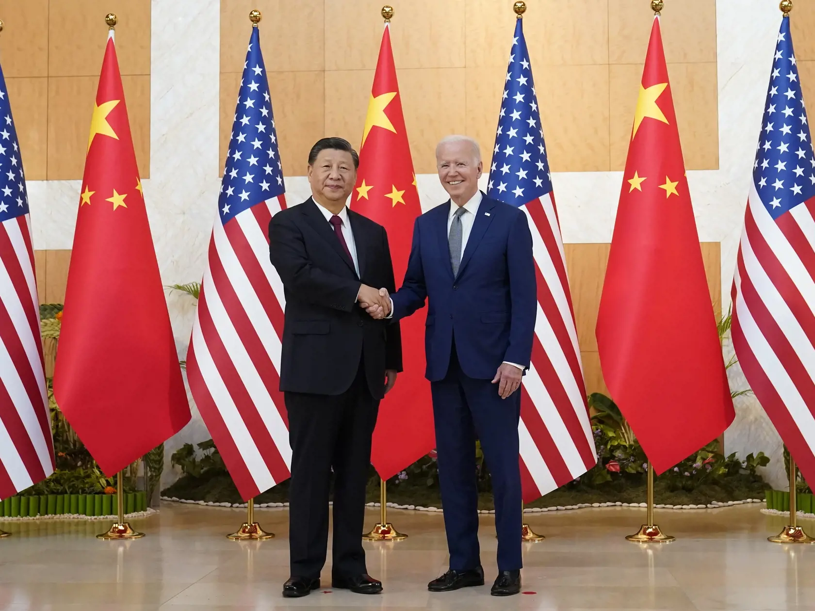 Americký prezident Joe Biden (vpravo) a čínsky prezident Si Ťin-pching si podávajú ruky počas ich bilaterálneho stretnutia pred začiatkom summitu G20 na indonézskom ostrove Bali 14. novembra 2022. Biden sa v Indonézii prvýkrát ako prezident USA osobne stretne so svojím čínskym náprotivkom Si Ťin-pchingom.