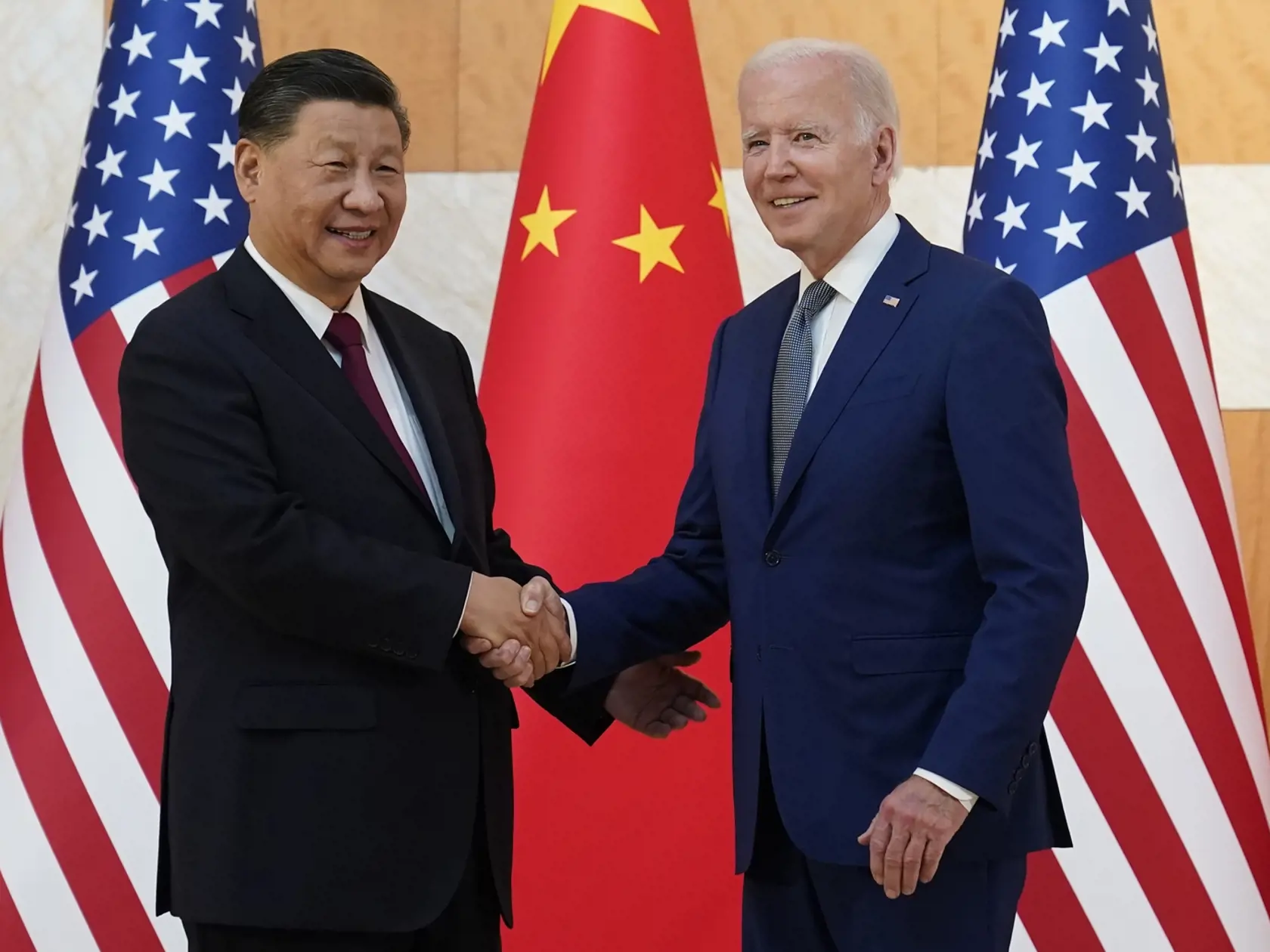 Americký prezident Joe Biden (vpravo) a čínsky prezident Si Ťin-pching si podávajú ruky počas ich bilaterálneho stretnutia pred začiatkom summitu G20 na indonézskom ostrove Bali 14. novembra 2022. Biden sa v Indonézii prvýkrát ako prezident USA osobne stretne so svojím čínskym náprotivkom Si Ťin-pchingom.