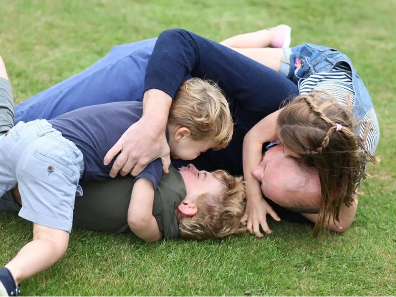 Princ William je zverejnil na svoje narodeniny a Deň otcov nádhernú fotografiu. Takto šantia v tráve.