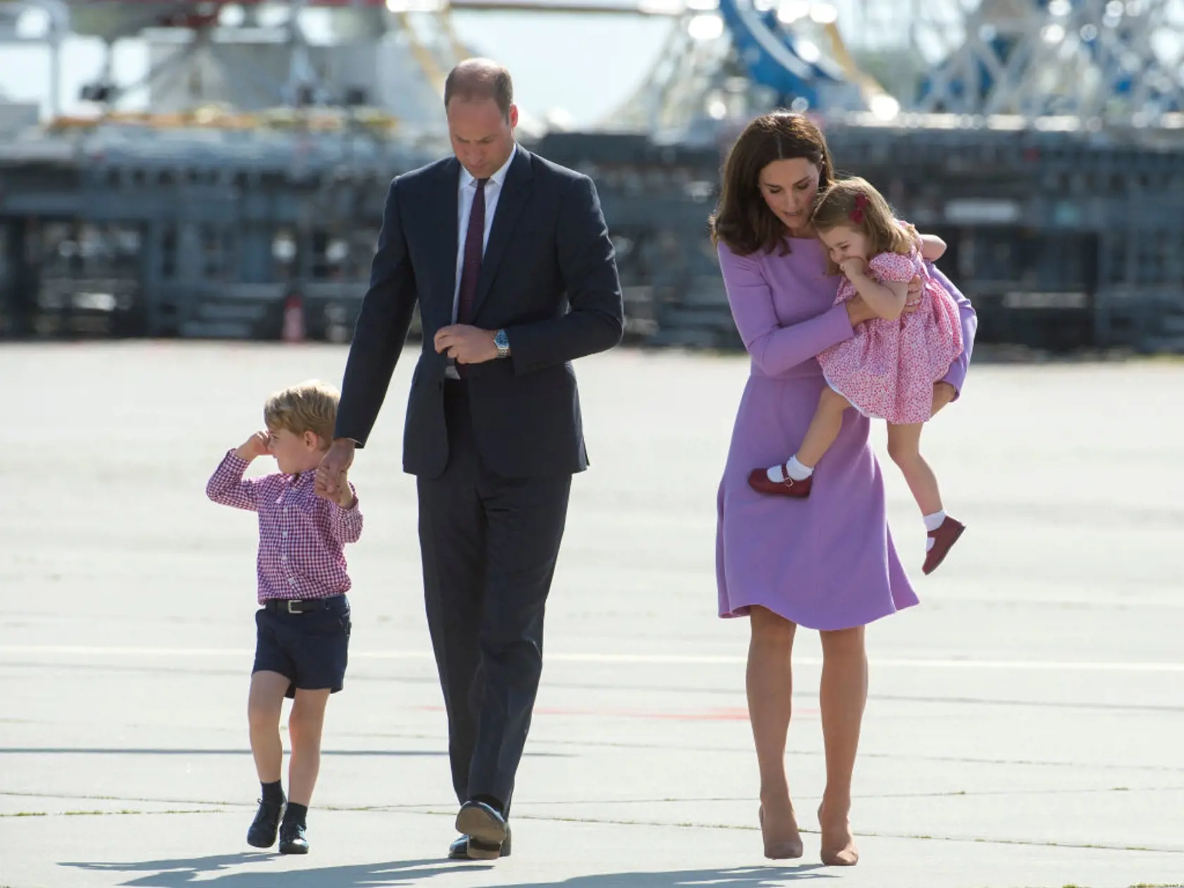 HAMBURG, GERMANY - JULY 21: Prince William, Duke of Cambridge, Prince George of Cambridge, Princess Charlotte of Cambridge and Catherine, Duchess of Cambridge depart from Hamburg airport on the last day of their official visit to Poland and Germany on July 21, 2017 in Hamburg, Germany.  (Photo by Julian Simmonds - Pool/Getty Images)