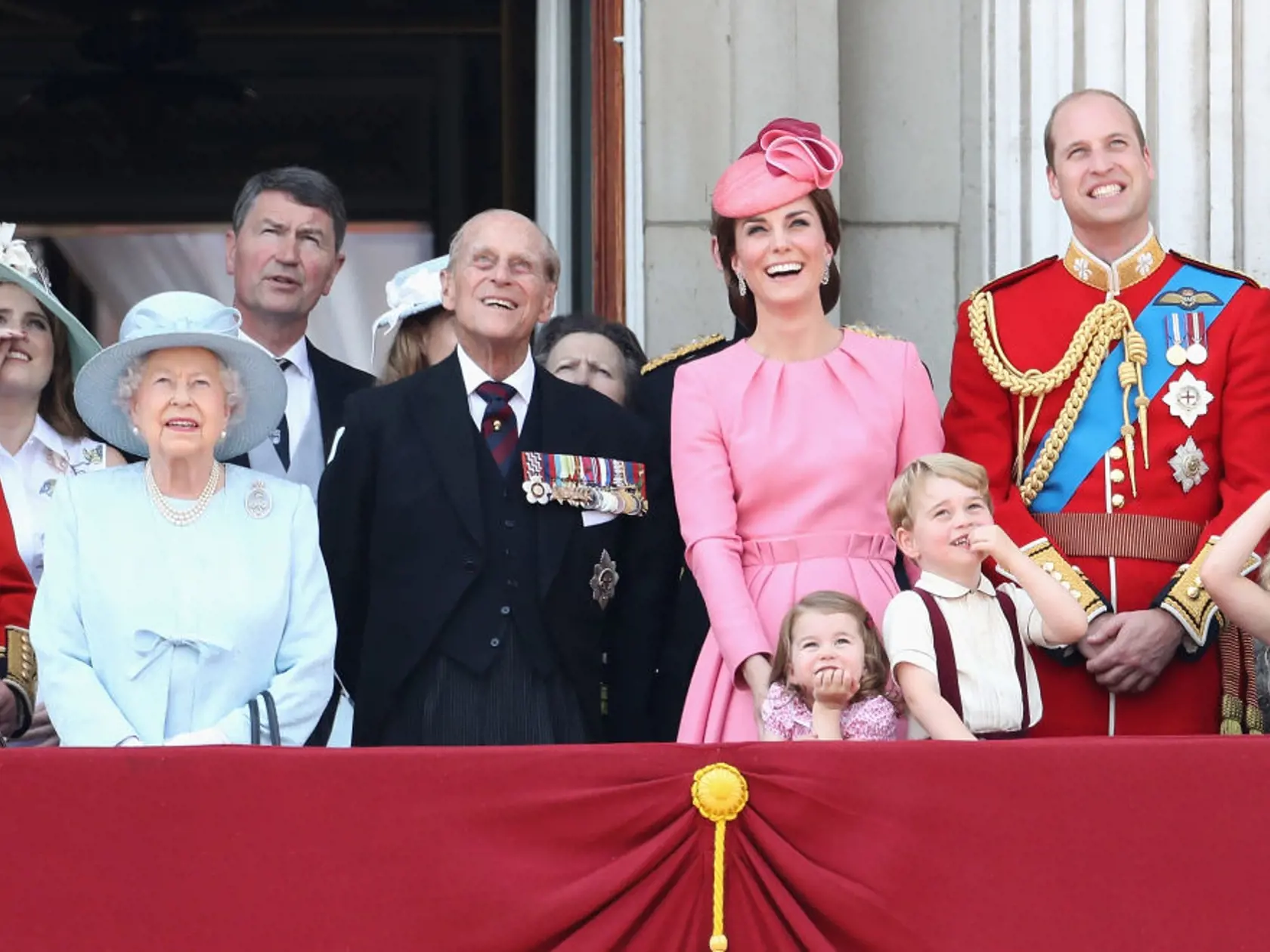 LONDON, ENGLAND - JUNE 17:  (L-R) Queen Elizabeth II, Prince Philip, Duke of Edinburgh, Catherine, Duchess of Cambridge, Princess Charlotte of Cambridge, Prince George of Cambridge and Prince William, Duke of Cambridge look out from the balcony of Buckingham Palace during the Trooping the Colour parade on June 17, 2017 in London, England.  (Photo by Chris Jackson/Getty Images)