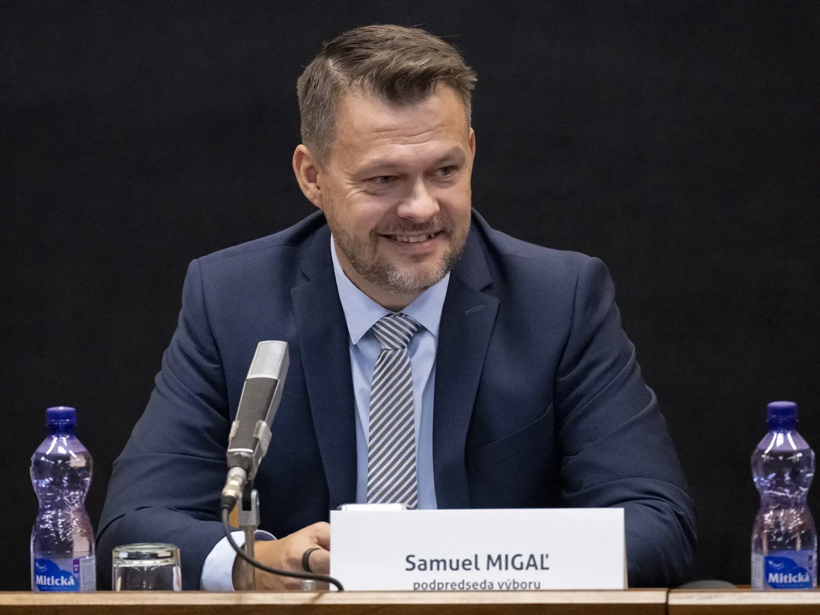 Na snímke podpredseda Výboru NR SR pre obranu a bezpečnosť Samuel Migaľ (HLAS-SD) sa usmieva počas vypočutia bývalého šéfa Národnej kriminálnej agentúry (NAKA) a kandidáta na šéfa Úradu inšpekčnej služby (ÚIS) Branislava Zuriana na Výbore Národnej rady SR pre obranu a bezpečnosť v Bratislave vo štvrtok 2. novembra 2023.