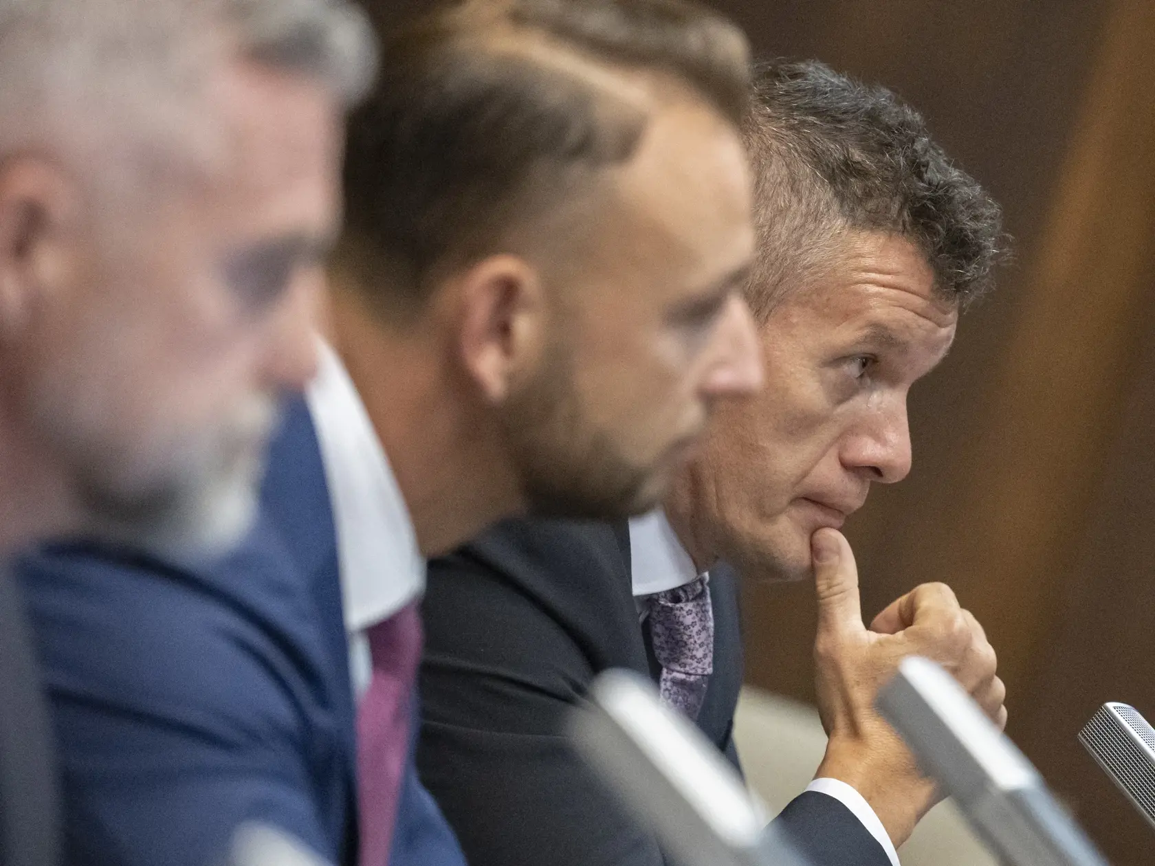 Na snímke bývalý šéf Národnej kriminálnej agentúry (NAKA) a kandidát na šéfa Úradu inšpekčnej služby (ÚIS) Branislav Zurian (vpravo) počas vypočutia na Výbore Národnej rady SR pre obranu a bezpečnosť v Bratislave vo štvrtok 2. novembra 2023.