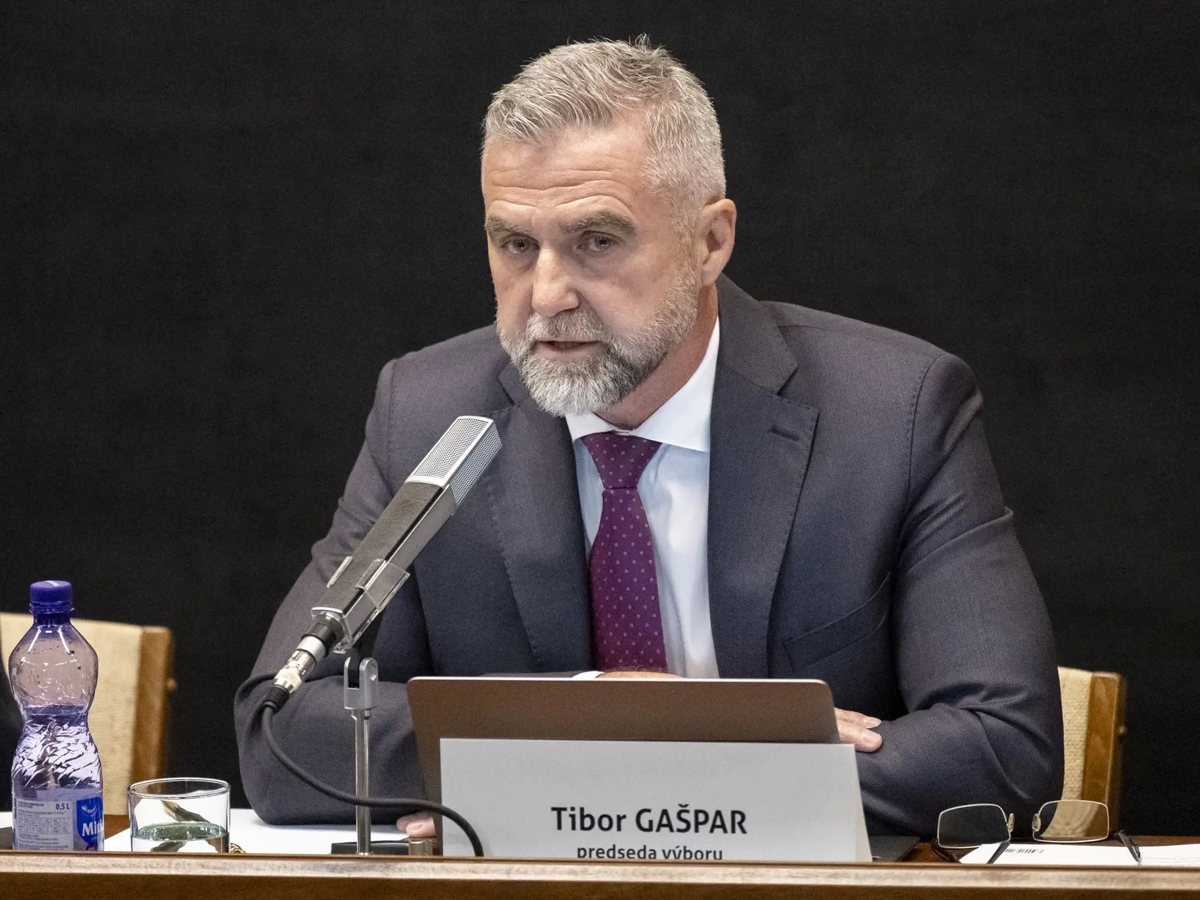 Na snímke predseda Výboru NR SR pre obranu a bezpečnosť Tibor Gašpar (SMER-SD) počas vypočutia bývalého šéfa Národnej kriminálnej agentúry (NAKA) Branislava Zuriana (nie je na snímke) ako kandidáta na šéfa Úradu inšpekčnej služby (ÚIS) na Výbore Národnej rady SR pre obranu a bezpečnosť v Bratislave vo štvrtok 2. novembra 2023.