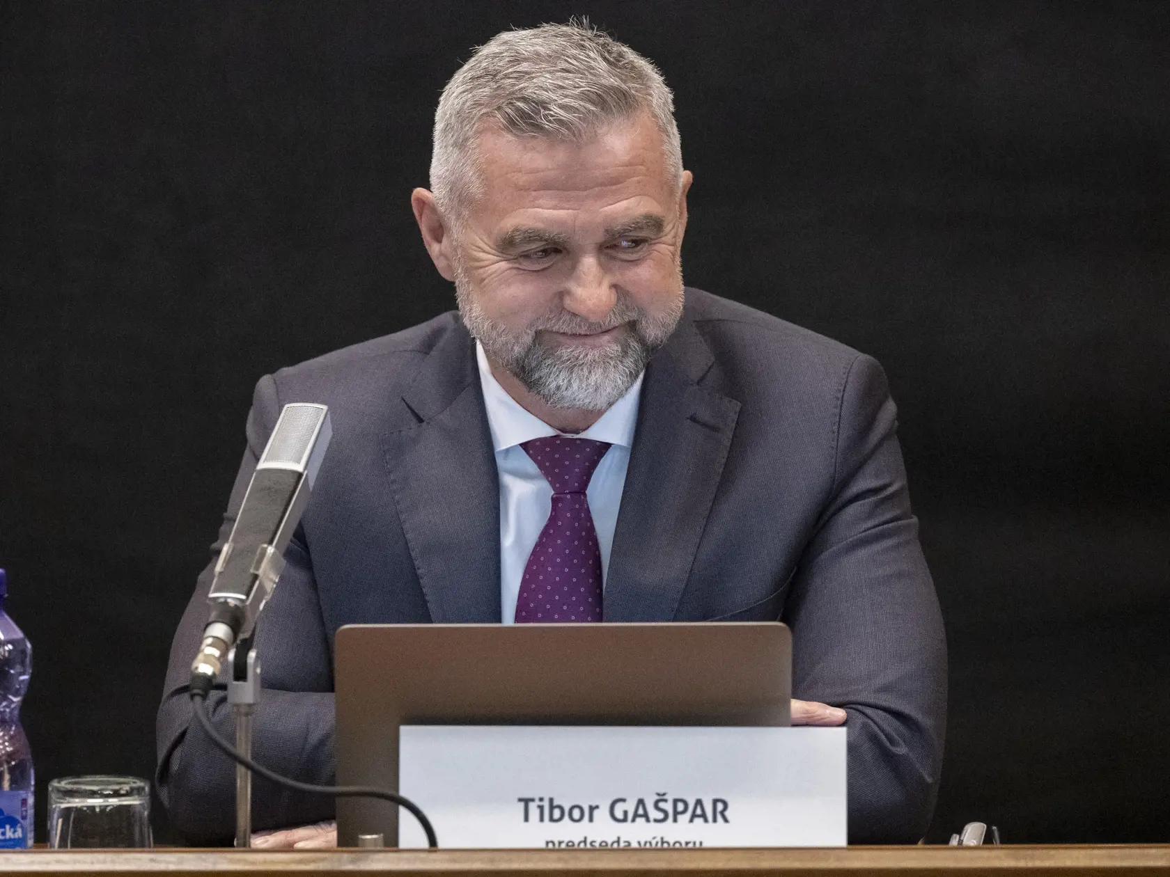 Na snímke predseda Výboru NR SR pre obranu a bezpečnosť Tibor Gašpar (SMER-SD) sa usmieva počas vypočutia bývalého šéfa Národnej kriminálnej agentúry (NAKA) Branislava Zuriana (nie je na snímke) ako kandidáta na šéfa Úradu inšpekčnej služby (ÚIS) na Výbore Národnej rady SR pre obranu a bezpečnosť v Bratislave vo štvrtok 2. novembra 2023.