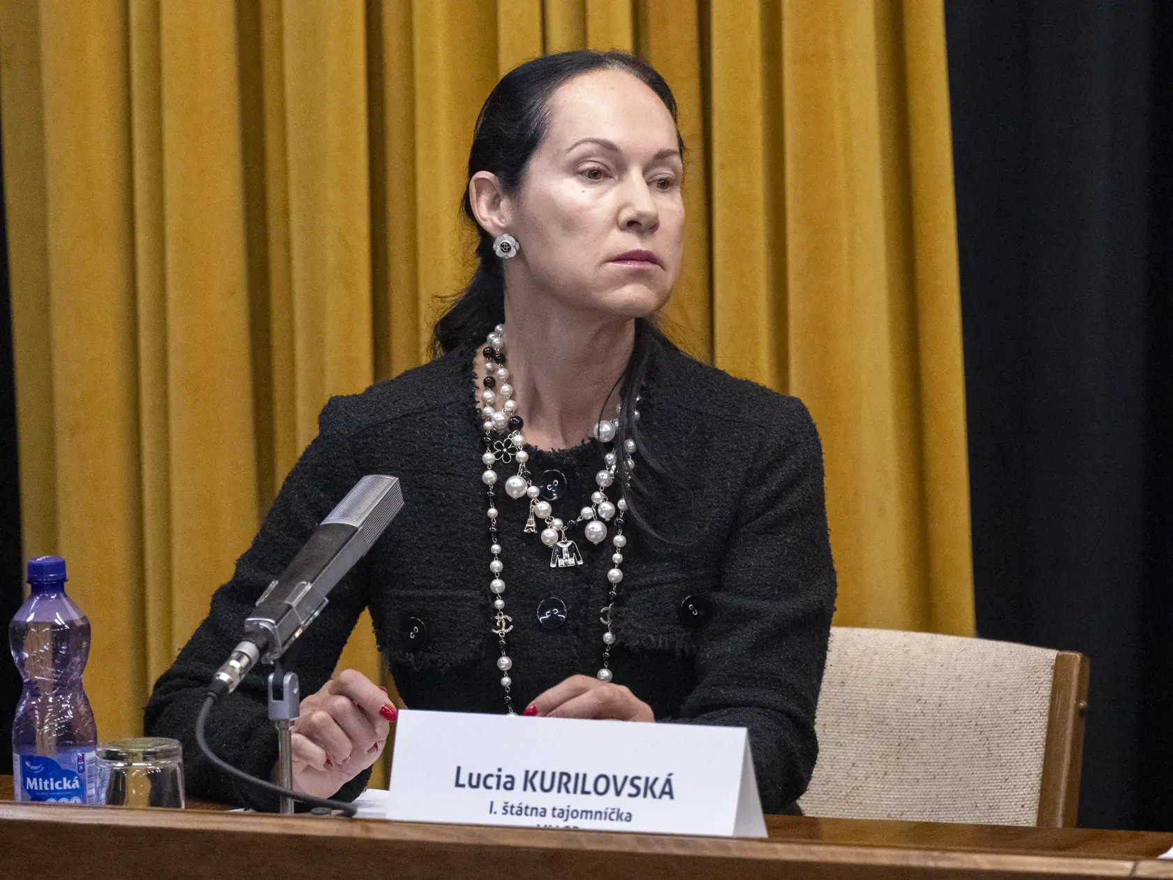 Na snímke štátna tajomníčka minsterstva vnútra (MV) SR Lucia Kurilovská (HLAS-SD) počúva počas vypočutia bývalého šéfa Národnej kriminálnej agentúry (NAKA) a kandidáta na šéfa Úradu inšpekčnej služby (ÚIS) Branislava Zuriana na Výbore Národnej rady SR pre obranu a bezpečnosť v Bratislave vo štvrtok 2. novembra 2023.