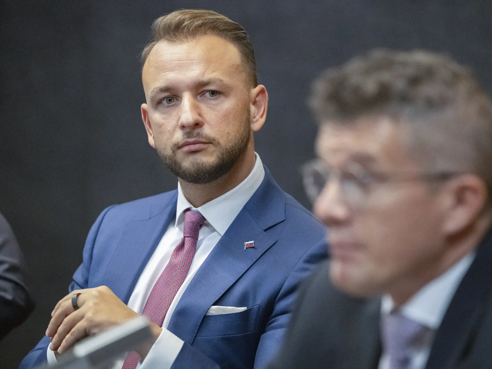 Na snímke bývalý šéf Národnej kriminálnej agentúry (NAKA) a kandidát na šéfa Úradu inšpekčnej služby (ÚIS) Branislav Zurian (vpravo) počas vypočutia na Výbore Národnej rady SR pre obranu a bezpečnosť v Bratislave vo štvrtok 2. novembra 2023.