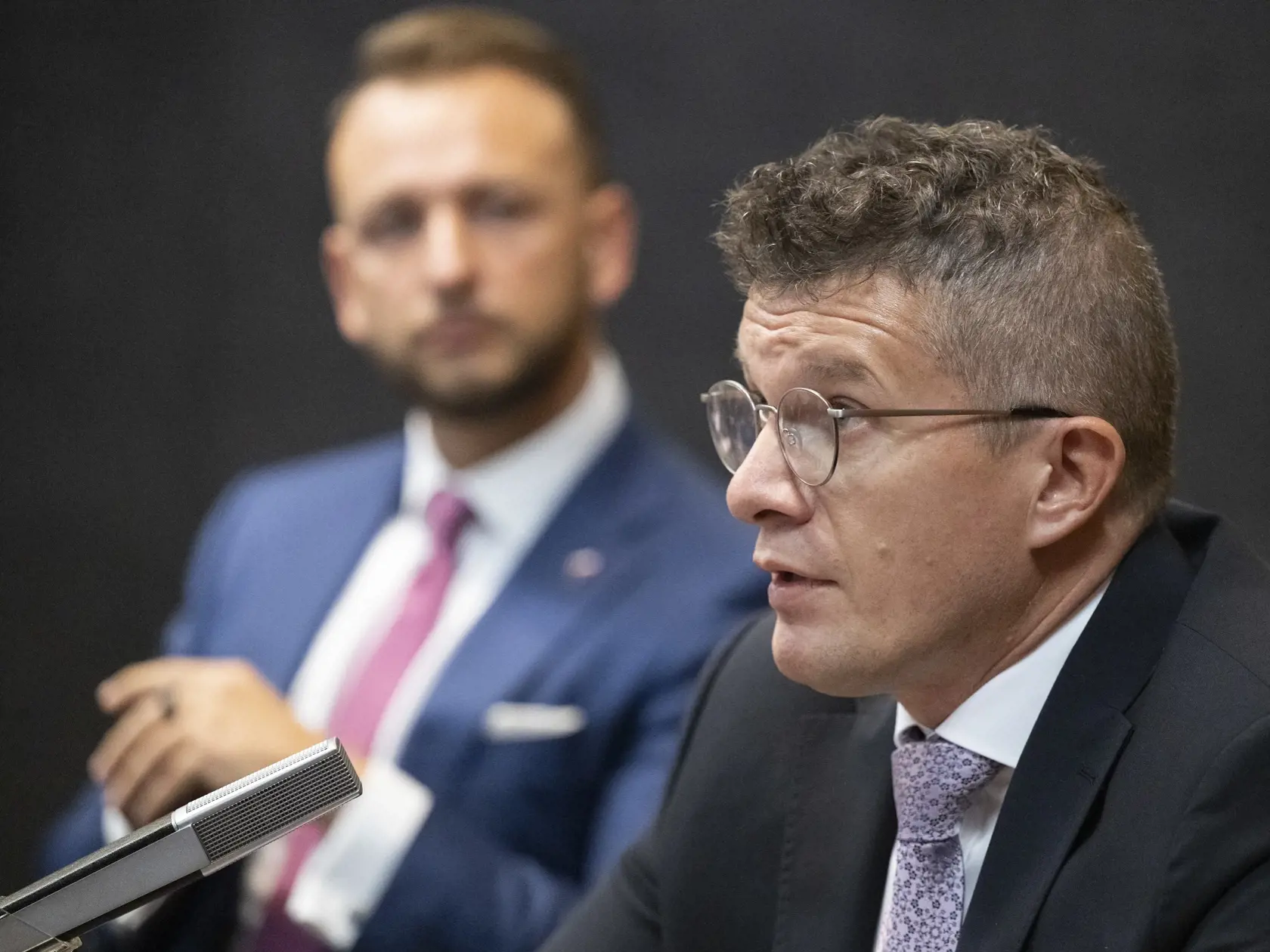 Na snímke bývalý šéf Národnej kriminálnej agentúry (NAKA) a kandidát na šéfa Úradu inšpekčnej služby (ÚIS) Branislav Zurian (vpravo) počas vypočutia na Výbore Národnej rady SR pre obranu a bezpečnosť v Bratislave vo štvrtok 2. novembra 2023.