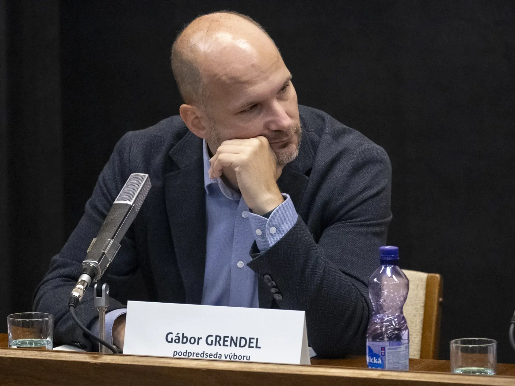 Na snímke podpredseda Výboru NR SR pre obranu a bezpečnosť Gábor Grendel (hnutie Slovensko) počúva počas vypočutia bývalého šéfa Národnej kriminálnej agentúry (NAKA) a kandidáta na šéfa Úradu inšpekčnej služby (ÚIS) Branislava Zuriana na Výbore Národnej rady SR pre obranu a bezpečnosť v Bratislave vo štvrtok 2. novembra 2023.