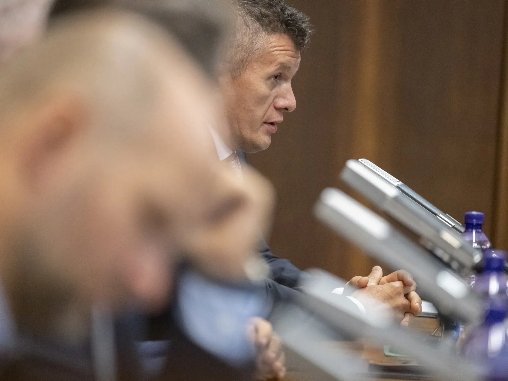 Na snímke bývalý šéf Národnej kriminálnej agentúry (NAKA) a kandidát na šéfa Úradu inšpekčnej služby (ÚIS) Branislav Zurian (vpravo) počas vypočutia na Výbore Národnej rady SR pre obranu a bezpečnosť v Bratislave vo štvrtok 2. novembra 2023.