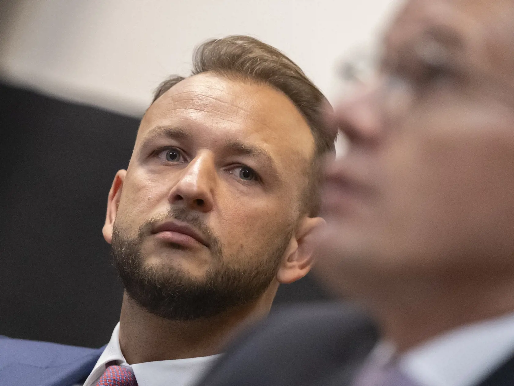 Na snímke bývalý šéf Národnej kriminálnej agentúry (NAKA) a kandidát na šéfa Úradu inšpekčnej služby (ÚIS) Branislav Zurian (vpravo) počas vypočutia na Výbore Národnej rady SR pre obranu a bezpečnosť v Bratislave vo štvrtok 2. novembra 2023.
