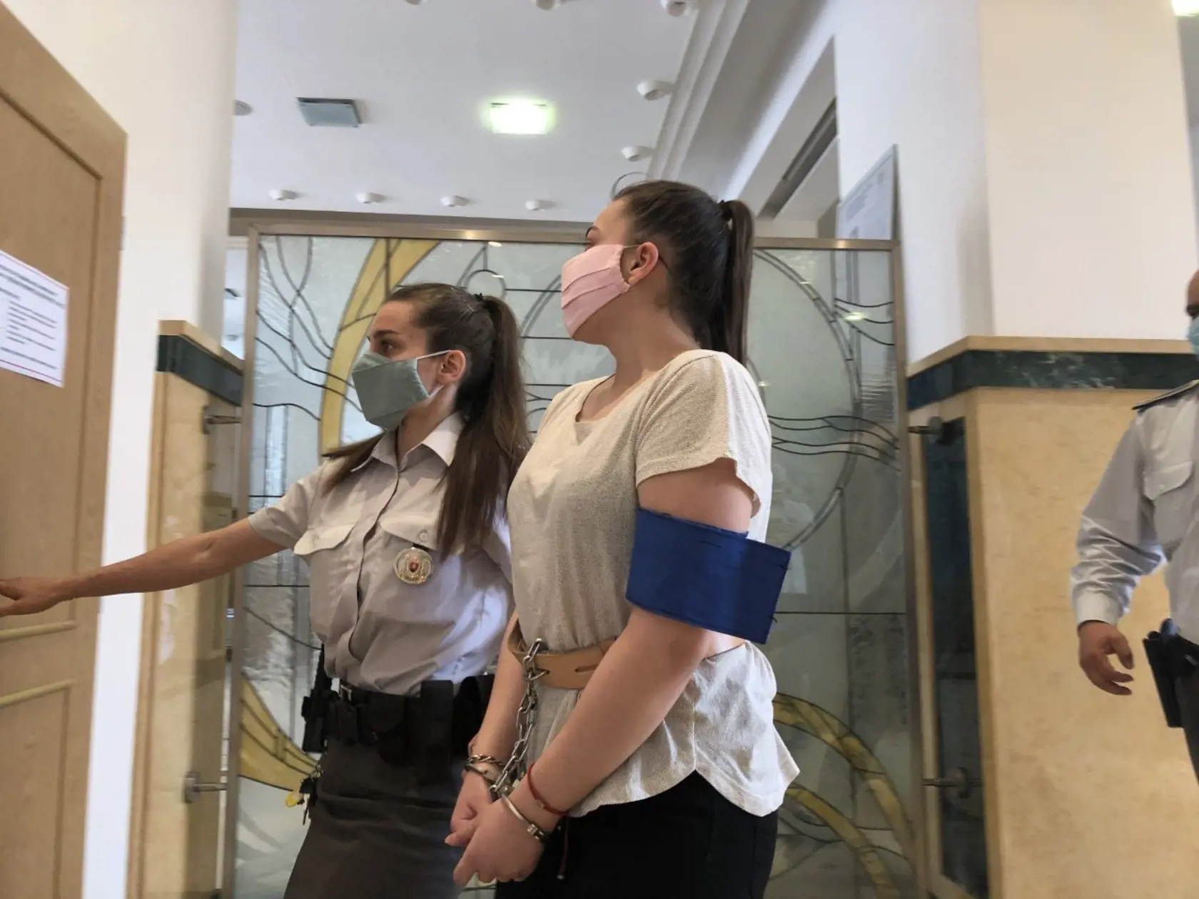Včerajšie pojednávanie. Z útleho dievčaťa je dospievajúca žena.