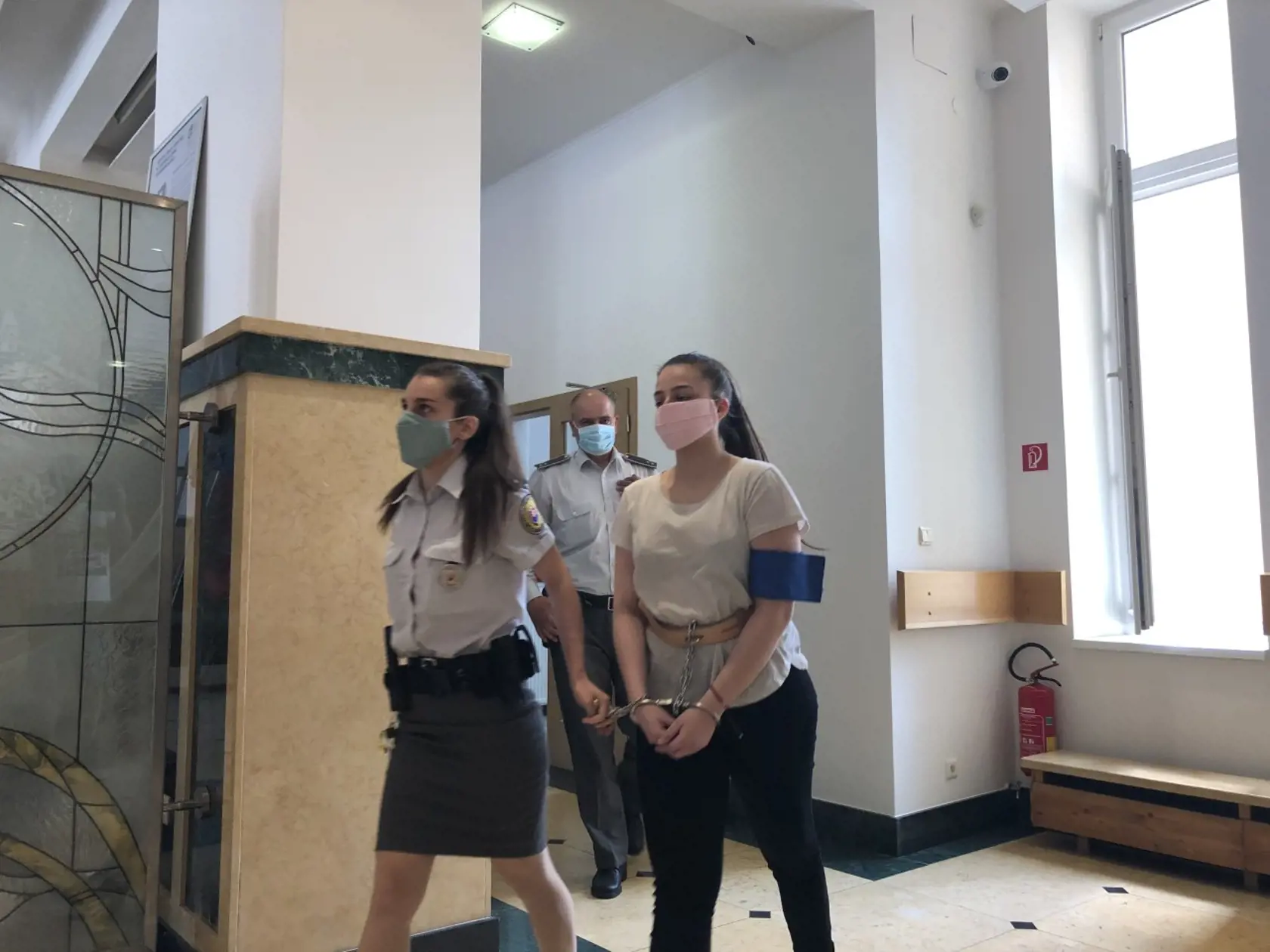 Judita (vpravo) sa od posledného pojednávania výrazne zmenila.