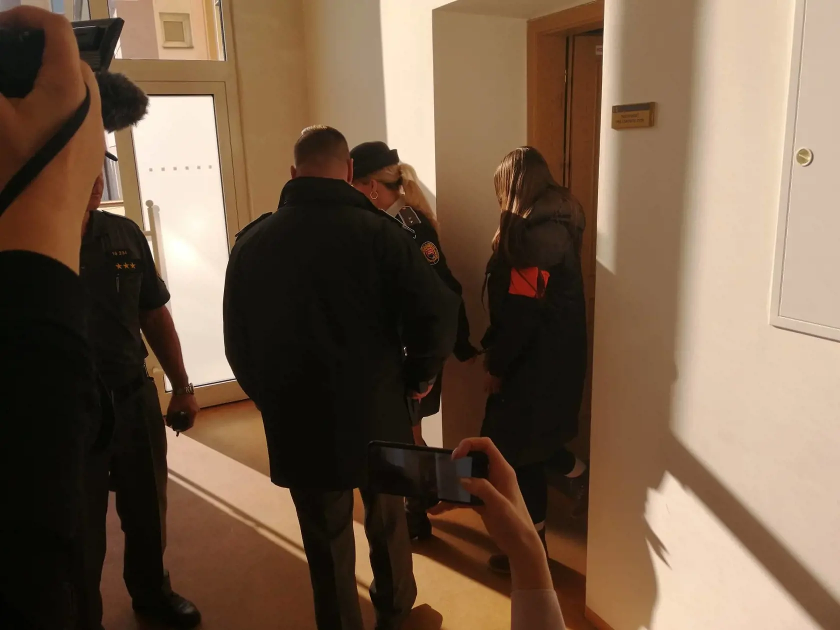 Judita odchádza na obednú prestávku.