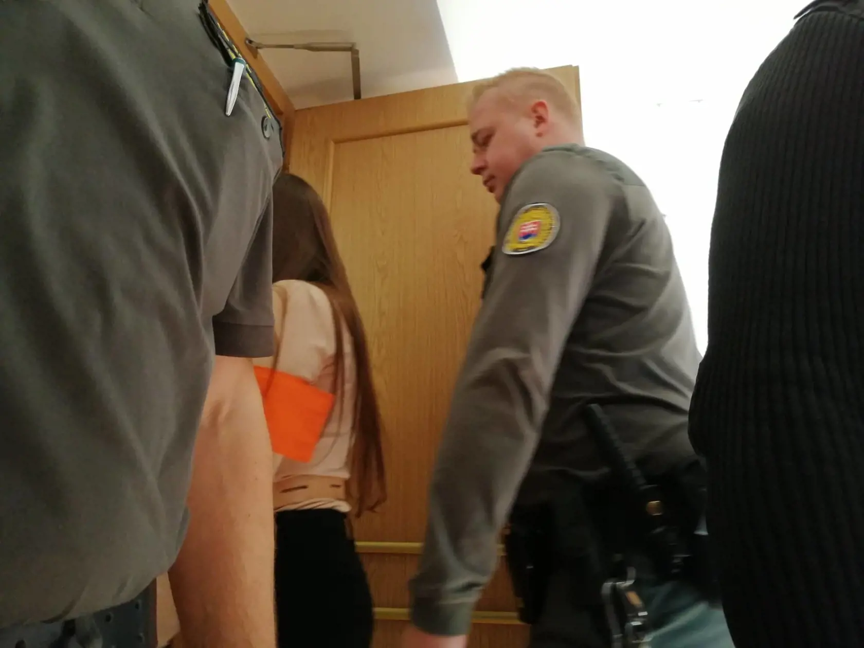 Po obednej prestávke sa Judita vracia do pojednávacej miestnosti. Súd sa môže začať!
