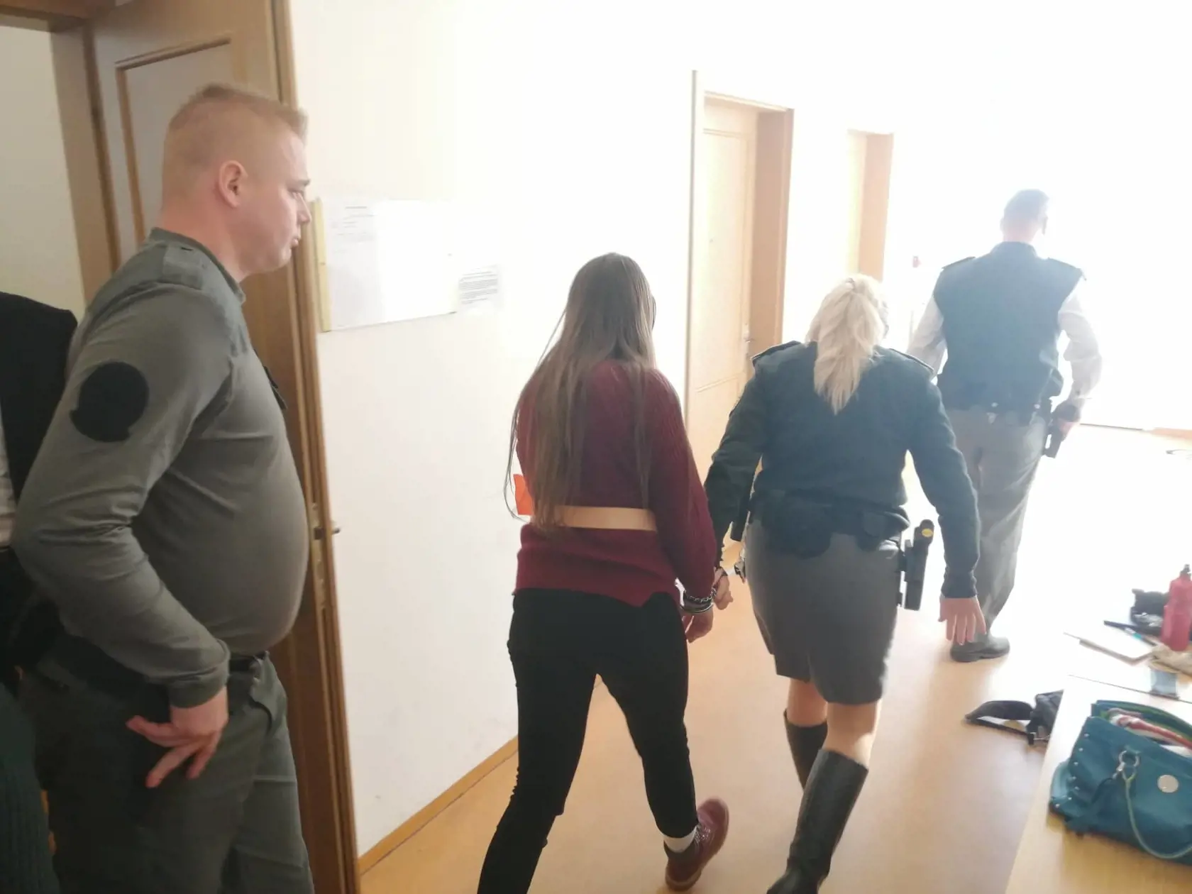Judita na druhom pojednávaní v prípade vraždy Tomáša odchádza z pojednávacej miestnosti.