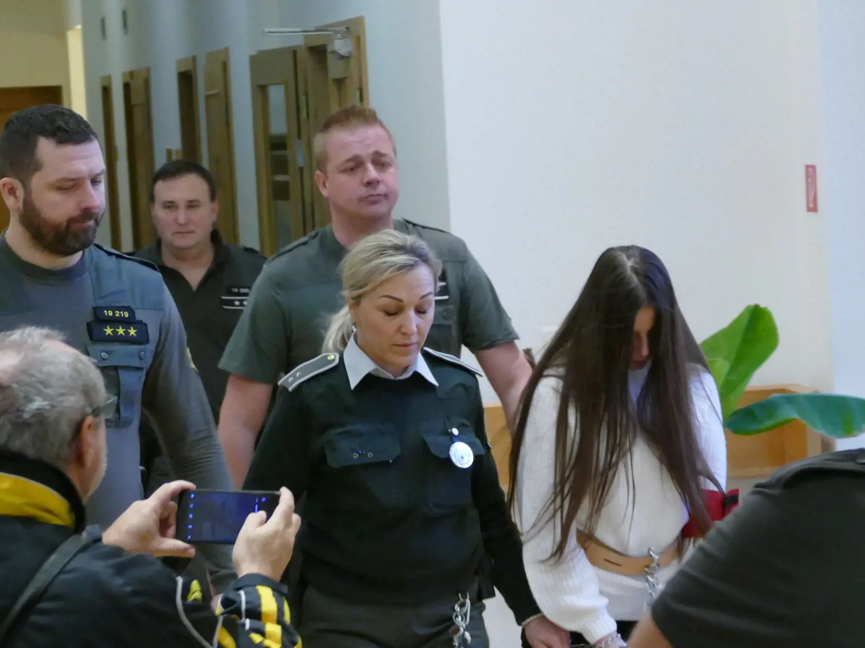 Na snímke vpravo 16-ročná Judita pred hlavným pojednávaním v konaní vedenom pre obzvlášť závažný zločin vraždy kamaráta Tomáša na Okresnom súde v Žiline dňa 9. januára 2020. FOTO TASR - Erika Ďurčová