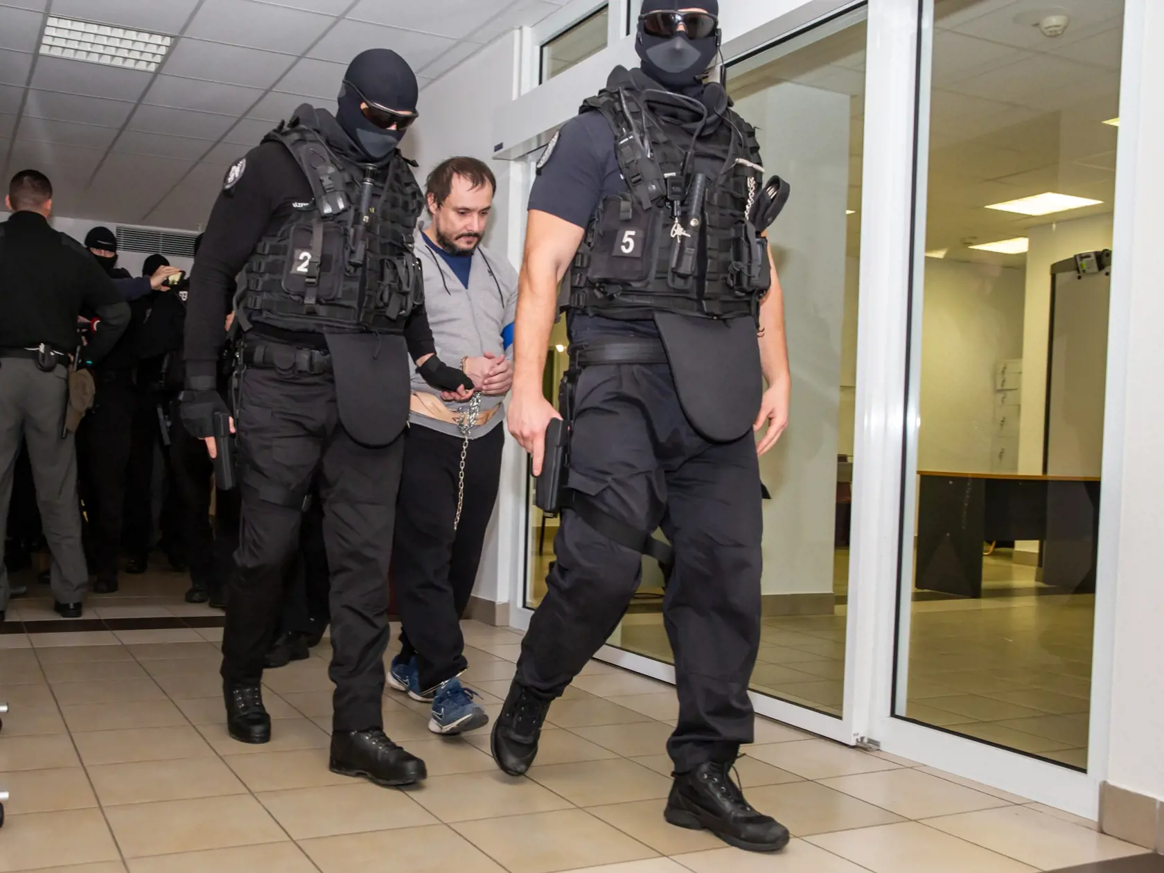 Príslušník zboru je oprávnený použiť predvádzacie retiazky a spútavacie retiazky len na čas nevyhnutný na vykonanie služobného zákroku.